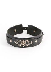 Collier ras du cou en cuir noir orné d'un motif doré, style gothique ou élégant. Accessoire de mode.; Zwarte leren choker met gouden versiering. Een stijlvol en edgy accessoire voor een gothic of elegante look.; Black leather choker necklace with gold decoration. A stylish and edgy accessory for a gothic or elegant look.