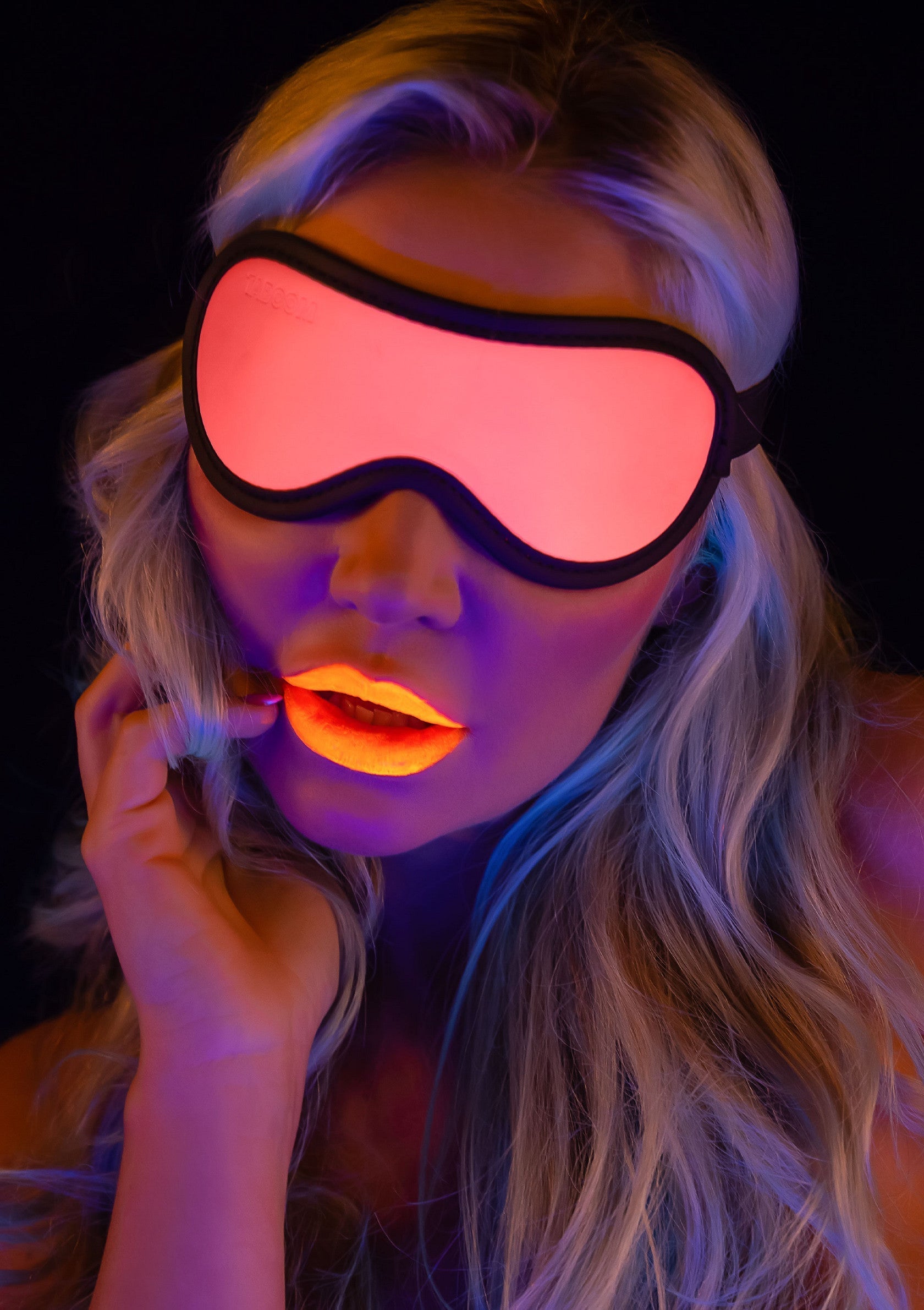 Masque de sommeil lumineux pour des nuits éclatantes! Brillez dans le noir avec style. Accessoire unique pour des rêves colorés.; Lichtgevend slaapmasker voor stralende nachten! Schitter in het donker in stijl. Uniek accessoire voor kleurrijke dromen.; Glow-in-the-dark sleep mask for radiant nights! Shine in style. Unique accessory for colorful dreams. Eye Mask.