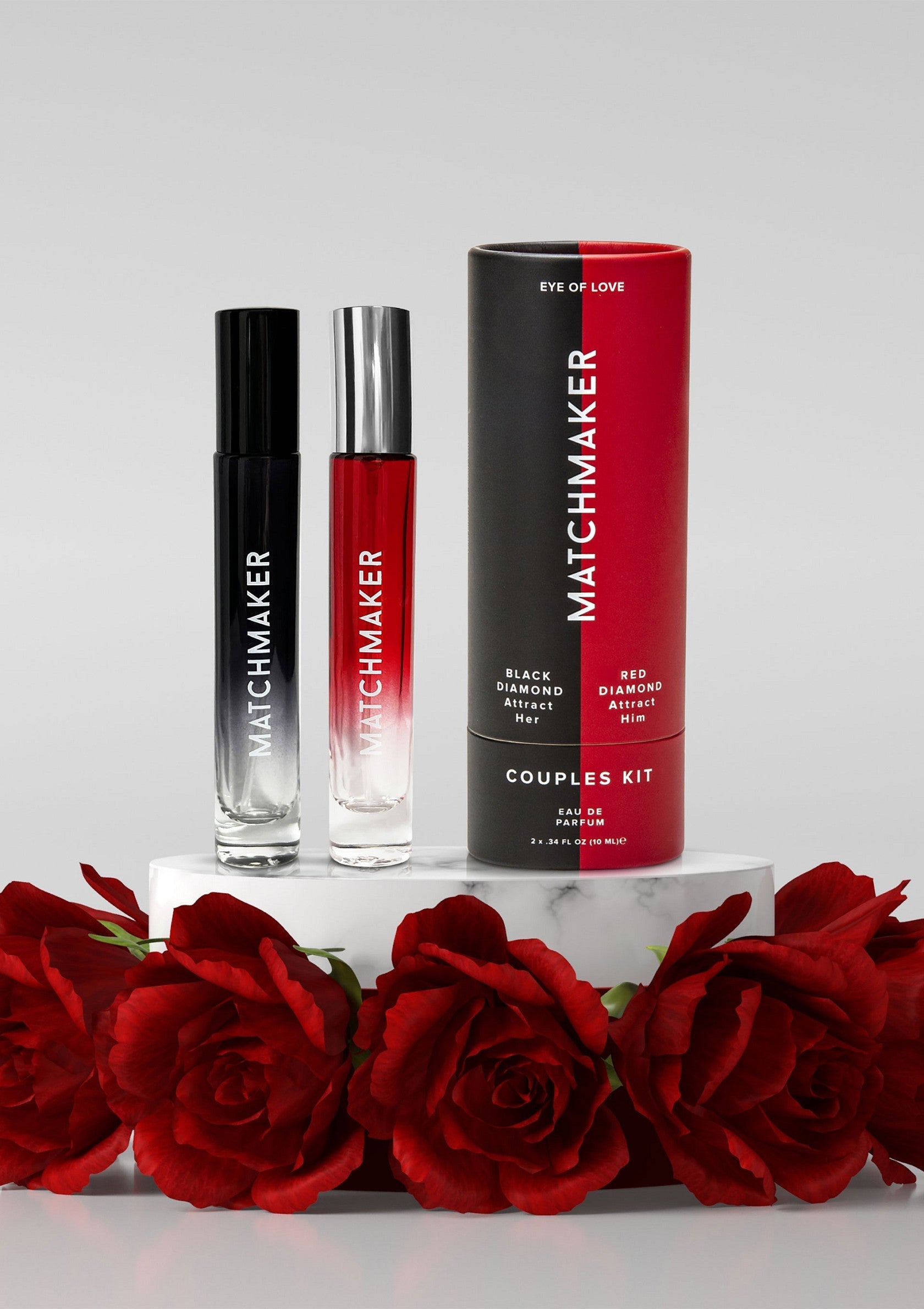 Kit couple 'Matchmaker' Eye of Love, parfums Black Diamond et Red Diamond avec roses rouges pour une atmosphère romantique.; Eye of Love 'Matchmaker' koppelset, Black Diamond en Red Diamond parfums met rode rozen voor een romantische sfeer.; Eye of Love 'Matchmaker' couples kit, Black Diamond and Red Diamond fragrances with red roses for a romantic atmosphere.
