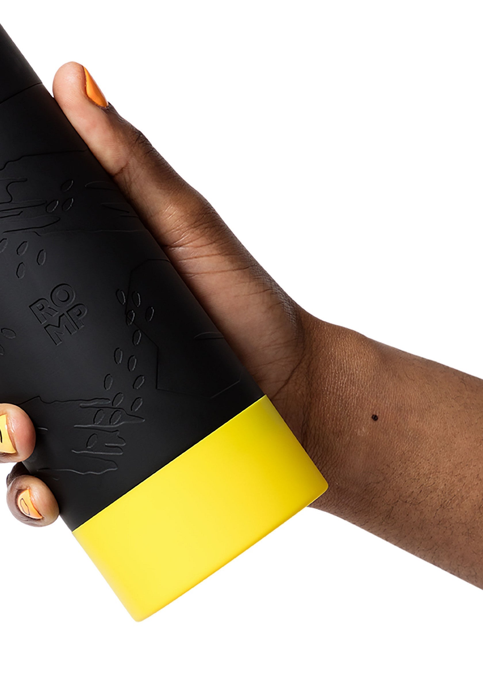 Bouteille noire et jaune élégante tenue par une main. Gourde réutilisable parfaite pour le sport et le quotidien. Durable et tendance.; Stijlvolle zwarte en gele fles in de hand. Perfecte herbruikbare waterfles voor sport en dagelijks gebruik. Duurzaam en trendy.; Stylish black and yellow bottle held in hand. Perfect reusable water bottle for sports and everyday. Durable and trendy.