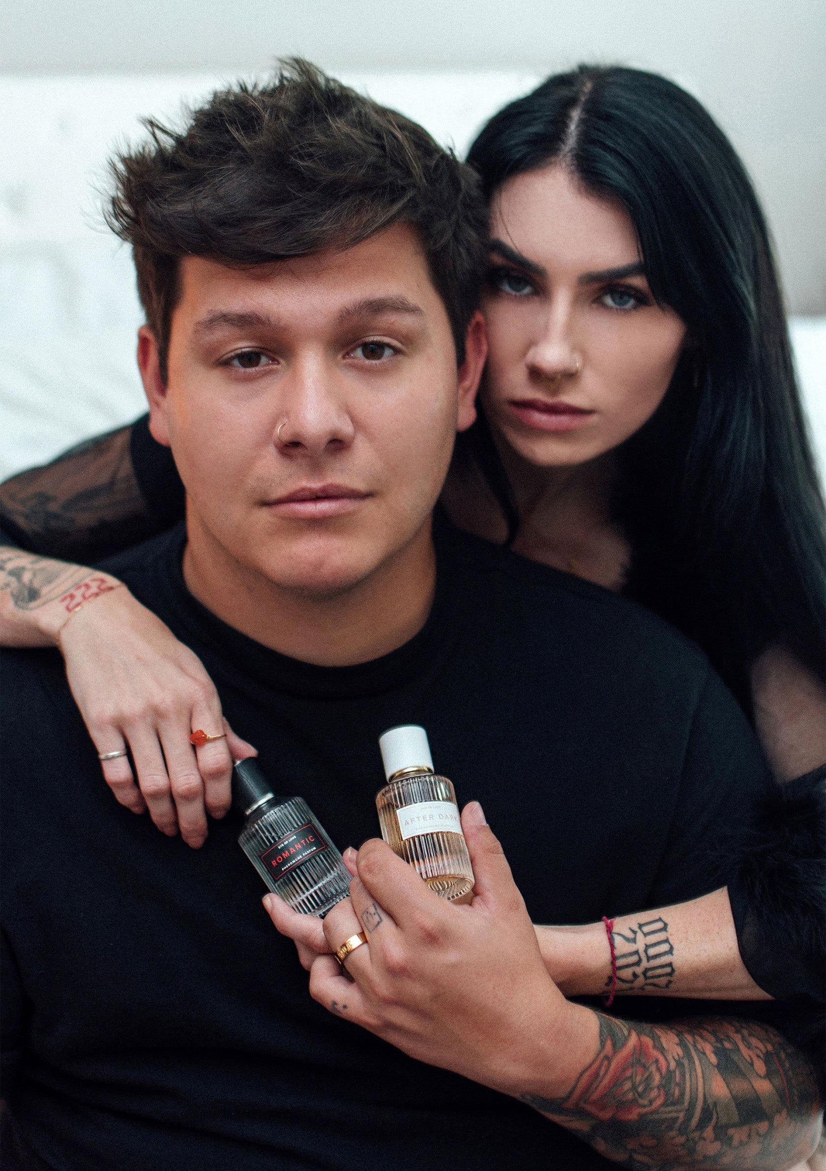 Couple présentant des parfums. Découvrez nos fragrances uniques pour lui et pour elle.; Koppel presenteert parfums. Ontdek onze unieke geuren voor hem en haar.; Couple showcasing perfumes. Discover our unique fragrances for him and her.