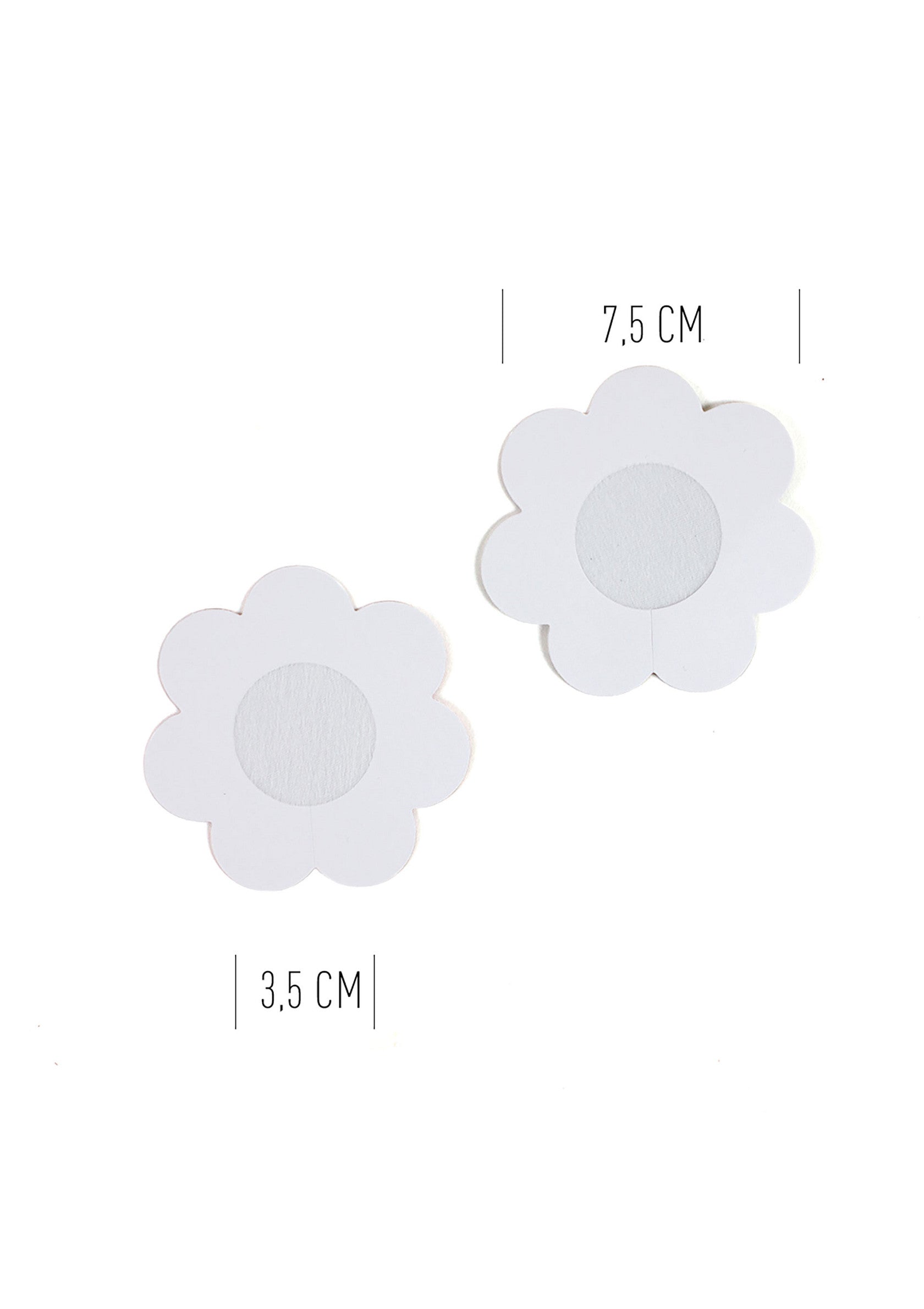 Cache-tétons en forme de fleur blanche. Discrétion et confort garantis pour toutes vos tenues !; Witte tepelbedekkers in bloemvorm. Gegarandeerd discreet en comfortabel voor al uw outfits!; White flower-shaped nipple covers. Discreet and comfortable guaranteed for all your outfits!