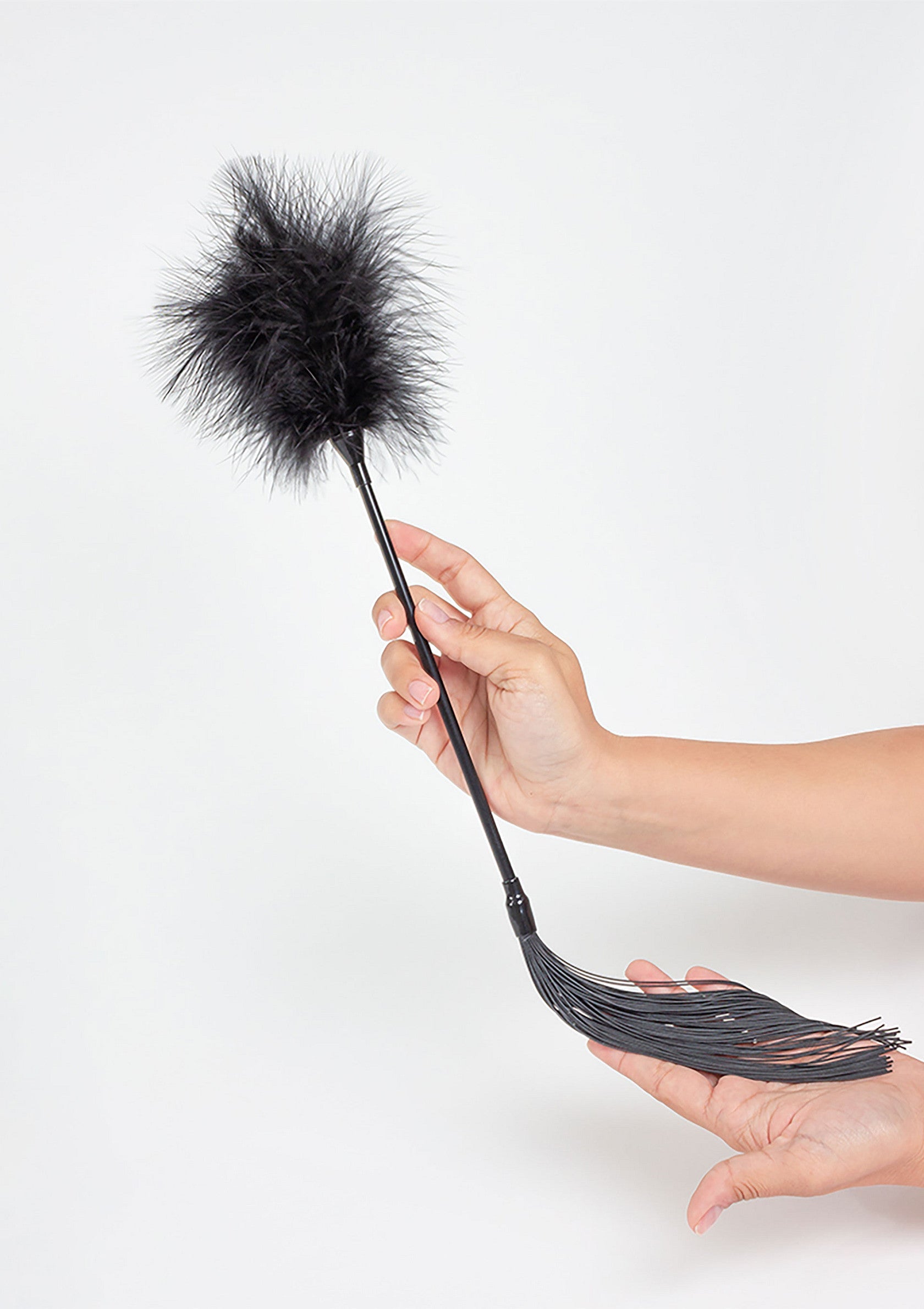 Plumeau de plume noir pour des jeux sensuels et raffinés.; Zwarte veren plumeau voor sensueel en verfijnd spel.; Black feather tickler for sensual and refined games.