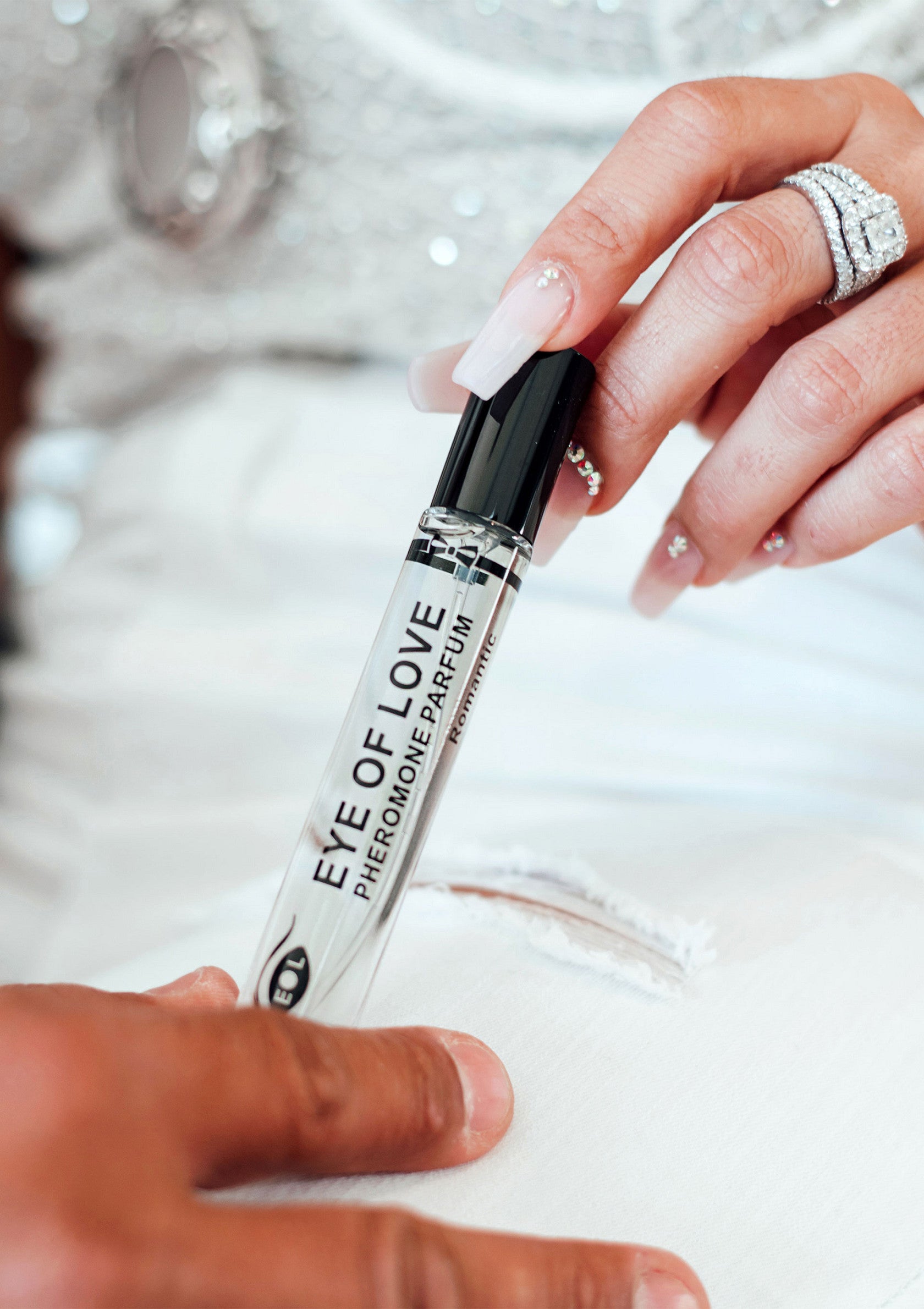 Parfum aux phéromones Eye of Love. Attirez l'attention avec ce parfum séduisant et luxueux pour hommes et femmes.; Eye of Love feromoon parfum. Trek de aandacht met deze verleidelijke, luxe geur voor dames en heren.; Eye of Love pheromone perfume. Attract attention with this alluring, luxury fragrance for women and men.