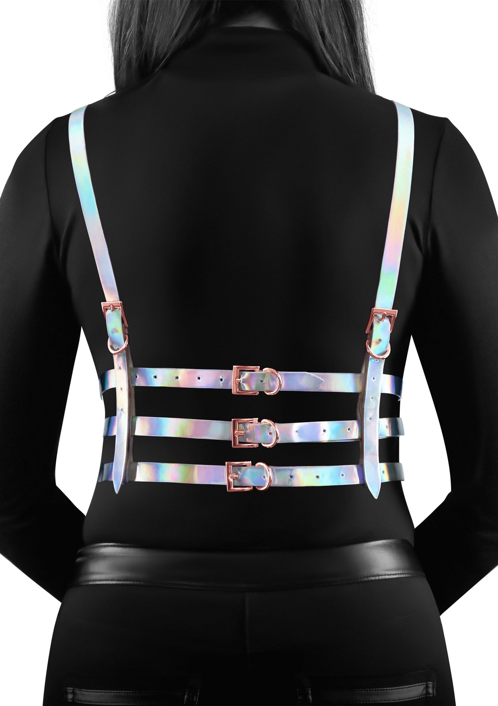 Harnais holographique à boucles pour femme. Accessoire de mode tendance et audacieux pour un style unique.; Holografisch harnas met gespen voor dames. Trendy en gewaagd modeaccessoire voor een unieke stijl.; Holographic buckle harness for women. Trendy and bold fashion accessory for a unique style.