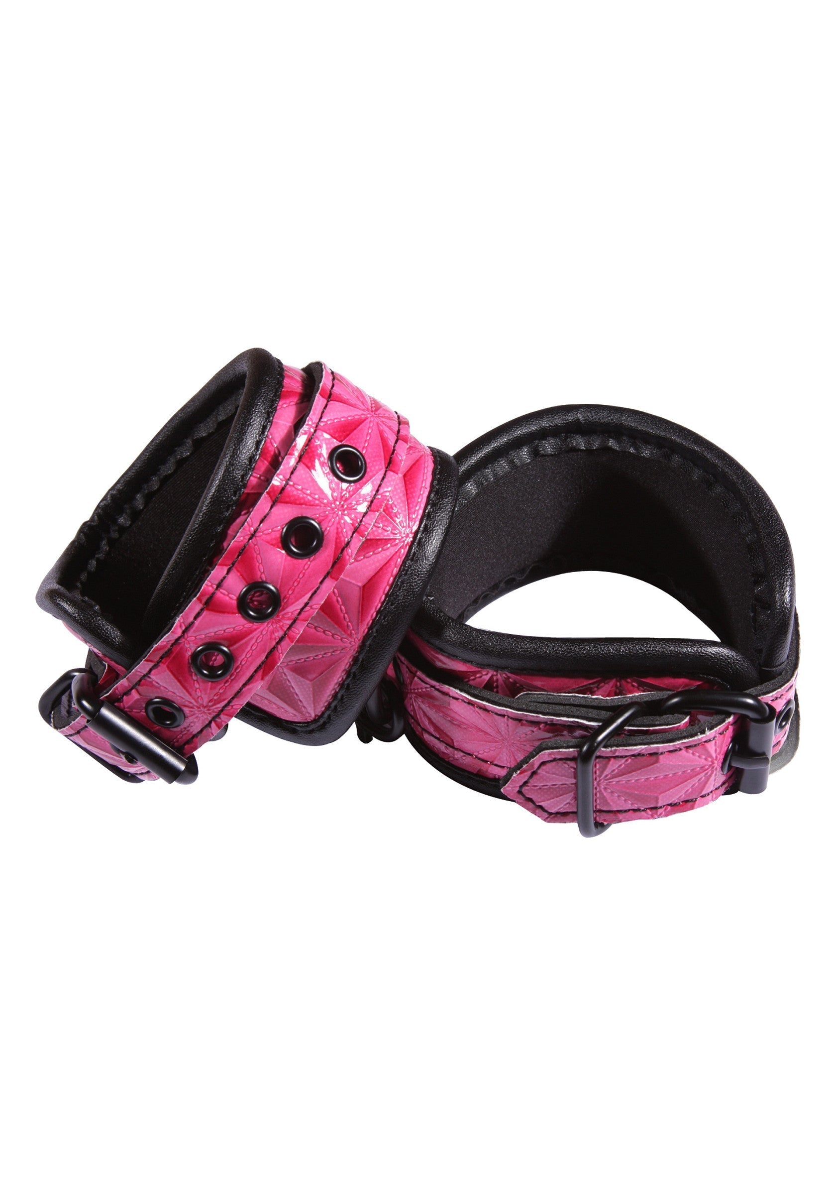 Menottes roses texturées avec rembourrage noir et boucles en métal noir.; Roze, getextureerde handboeien met zwarte vulling en zwarte metalen gespen.; Pink, textured handcuffs with black padding and black metal buckles.
