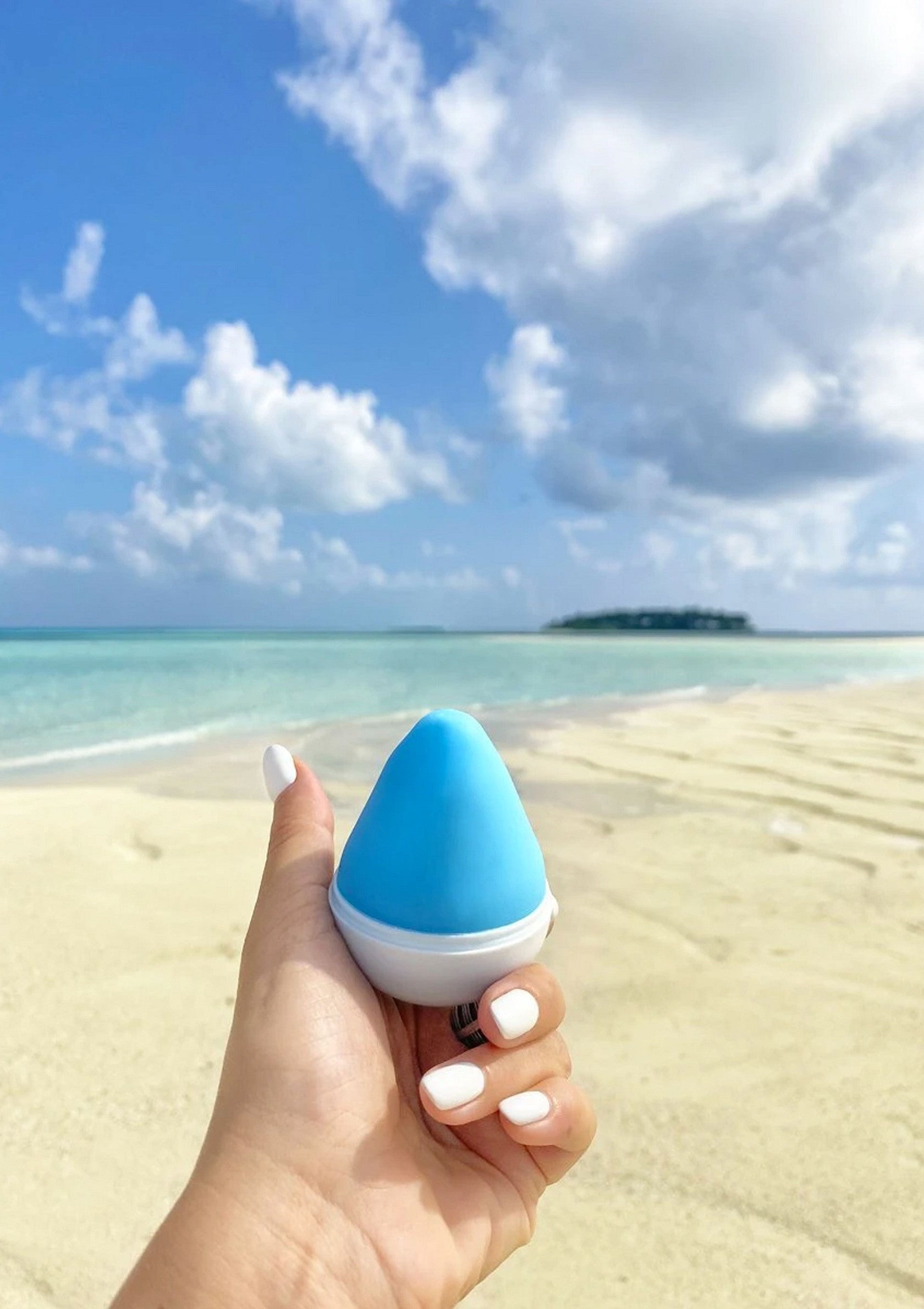 Gadget bleu portable pour la plage. Parfait pour les vacances d'été et la détente au bord de la mer.; Draagbare blauwe gadget voor op het strand. Perfect voor zomervakantie en ontspanning aan zee.; Portable blue gadget for the beach. Perfect for summer vacation and relaxation by the sea.