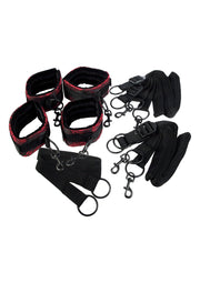 Ensemble de menottes et entraves avec sangles. Accessoires pour jeux coquins.; Set van handboeien en voetboeien met riemen. Accessoires voor ondeugende spelletjes.; Set of cuffs & restraints w/ straps. Accessories for kinky roleplay & fun.