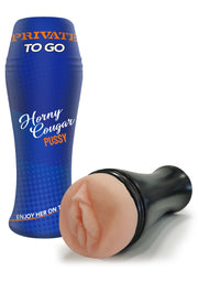 Sextoy masculin Private To Go Horny Cougar Pussy, plaisir portable et discret.; Private To Go Horny Cougar Pussy seksspeeltje voor mannen, draagbaar en discreet plezier.; Private To Go Horny Cougar Pussy male sex toy, portable, and discreet pleasure.