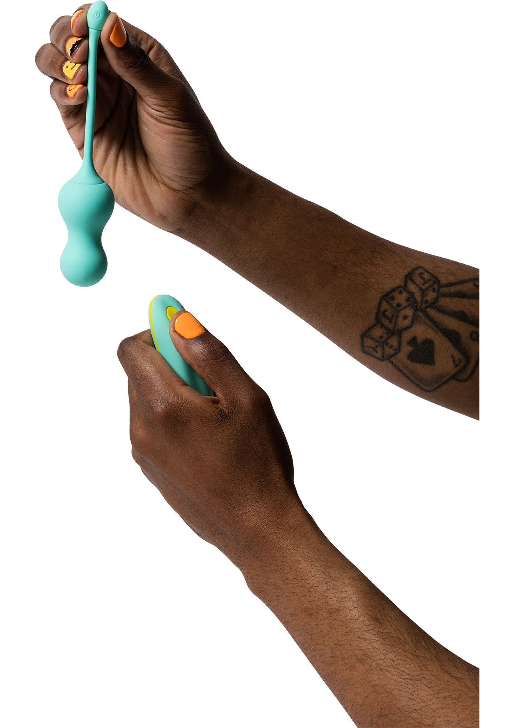 Mains tenant un dispositif vibrant bleu-vert avec télécommande orange pour le plaisir et la relaxation.; Handen houden een blauwgroen vibrerend apparaat vast met oranje afstandsbediening voor plezier en ontspanning.; Hands holding a teal vibrating device with orange remote control for pleasure and relaxation.