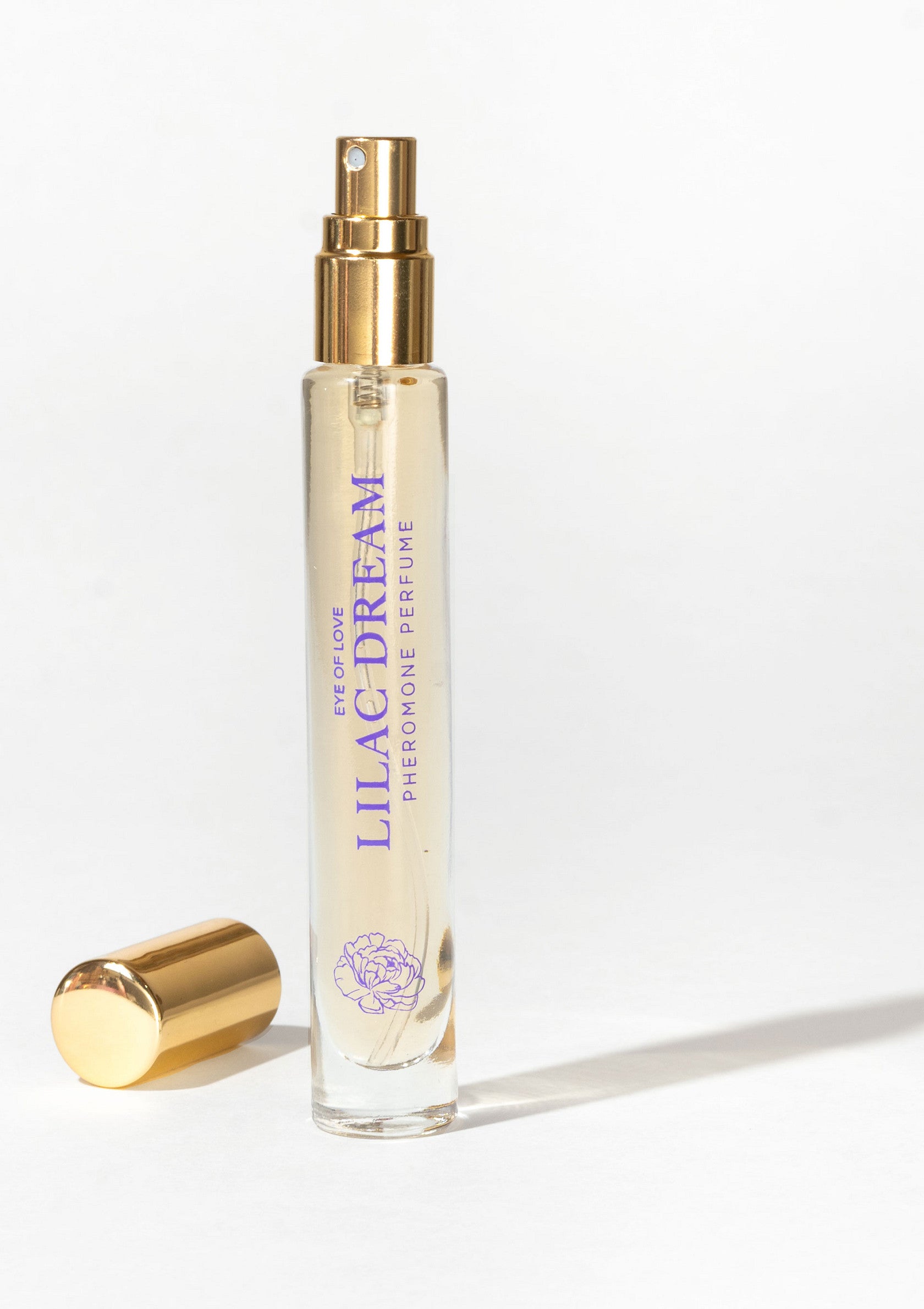 Parfum Lilac Dream aux phéromones Eye of Love, vaporisateur doré, idéal pour attirer l'attention.; Lilac Dream parfum met feromonen Eye of Love, gouden verstuiver, ideaal om de aandacht te trekken.; Lilac Dream pheromone perfume by Eye of Love, gold atomizer, perfect for attracting attention.