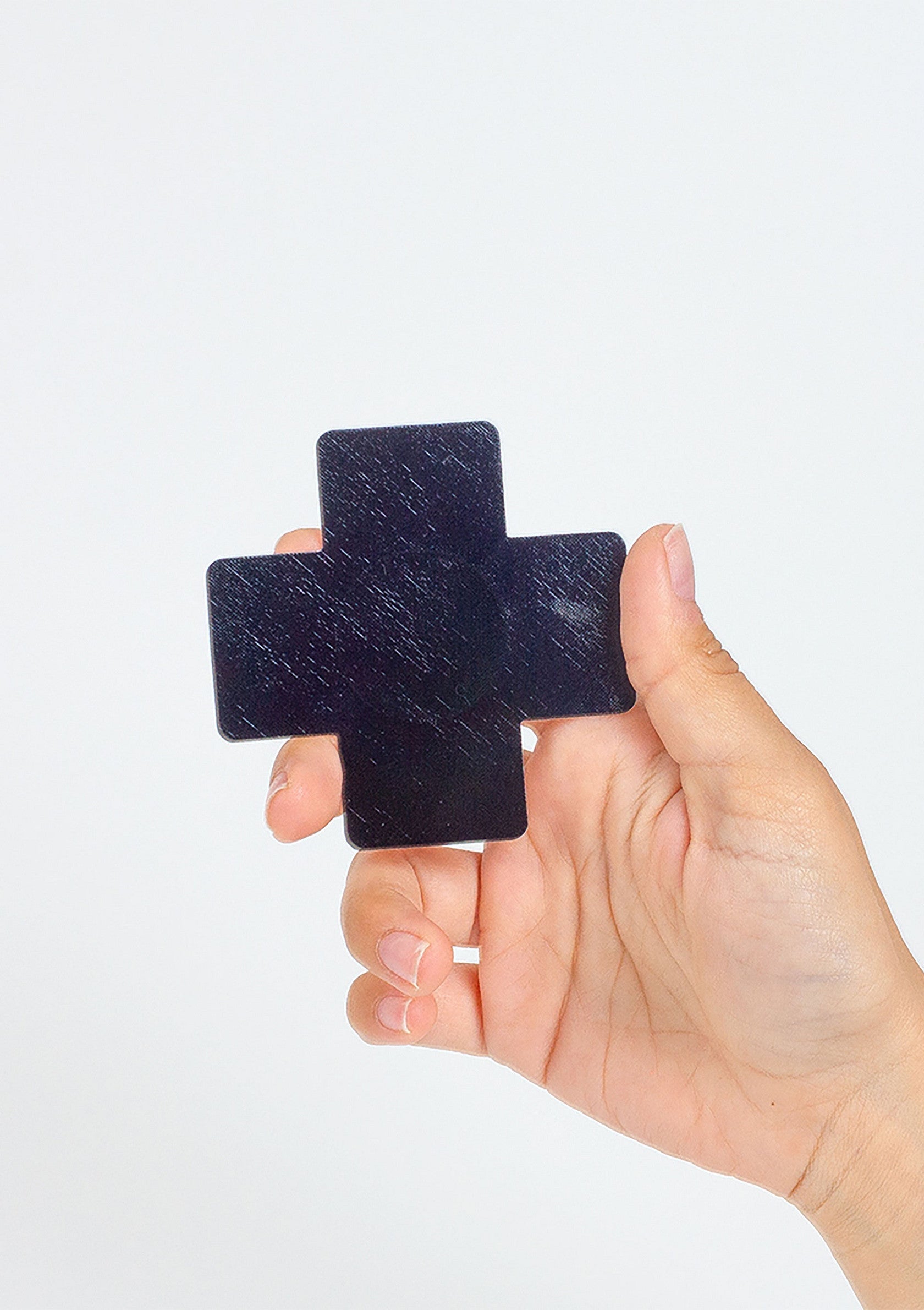 Croix noire à la main, objet de décoration gothique ou spirituel unique. Découvrez notre sélection !; Zwarte kruis in hand, uniek gothisch of spiritueel decoratieobject. Bekijk onze selectie!; Black cross in hand, unique gothic or spiritual decor item. Discover our selection!