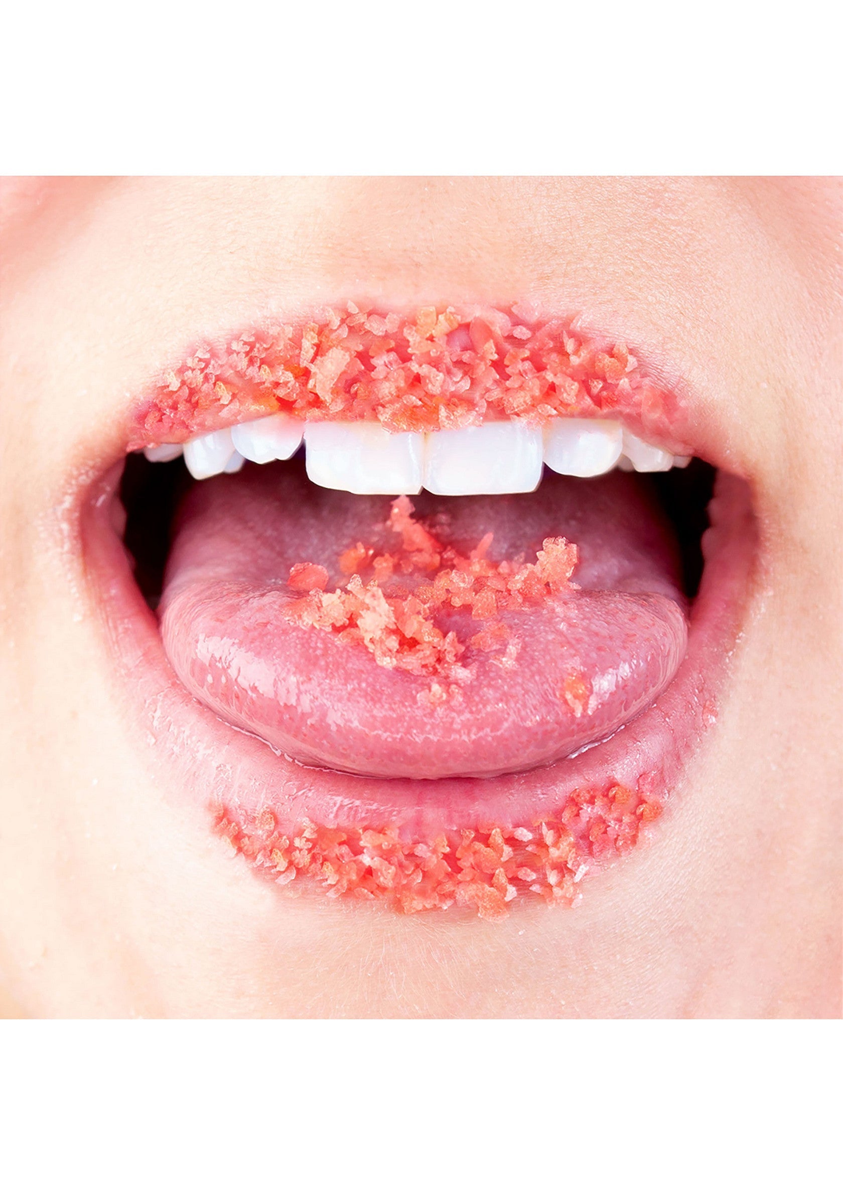 Lèvres et langue recouvertes de cristaux de sucre rose. Exfoliant doux et gourmand pour une bouche douce et lisse.; Lippen en tong bedekt met roze suikerkristallen. Zachte en lekkere scrub voor zachte, gladde lippen.; Lips and tongue covered in pink sugar crystals. Gentle and delicious scrub for soft, smooth lips.