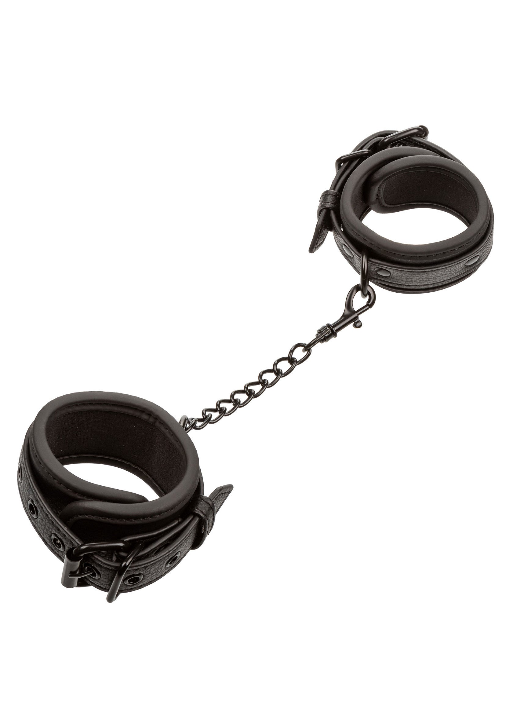 Menottes en cuir noir reliées par une chaîne métallique. Accessoire érotique pour jeux de rôle et plaisir consenti.; Zwarte leren handboeien verbonden door een metalen ketting. Erotisch accessoire voor rollenspellen en consensueel genot.; Black leather handcuffs connected by a metal chain. Erotic accessory for role-playing games and consensual pleasure.