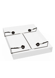 Plateforme de soumission avec menottes pour les mains et les pieds.; Onderwerping platform met handboeien en voetboeien.; Submission platform with handcuffs and ankle cuffs.