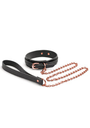 Collier et chaîne en cuir noir et or rose pour un style sophistiqué.; Zwart lederen halsband en ketting met roségoud voor een verfijnde stijl.; Black leather collar & rose gold chain leash for a sophisticated style.