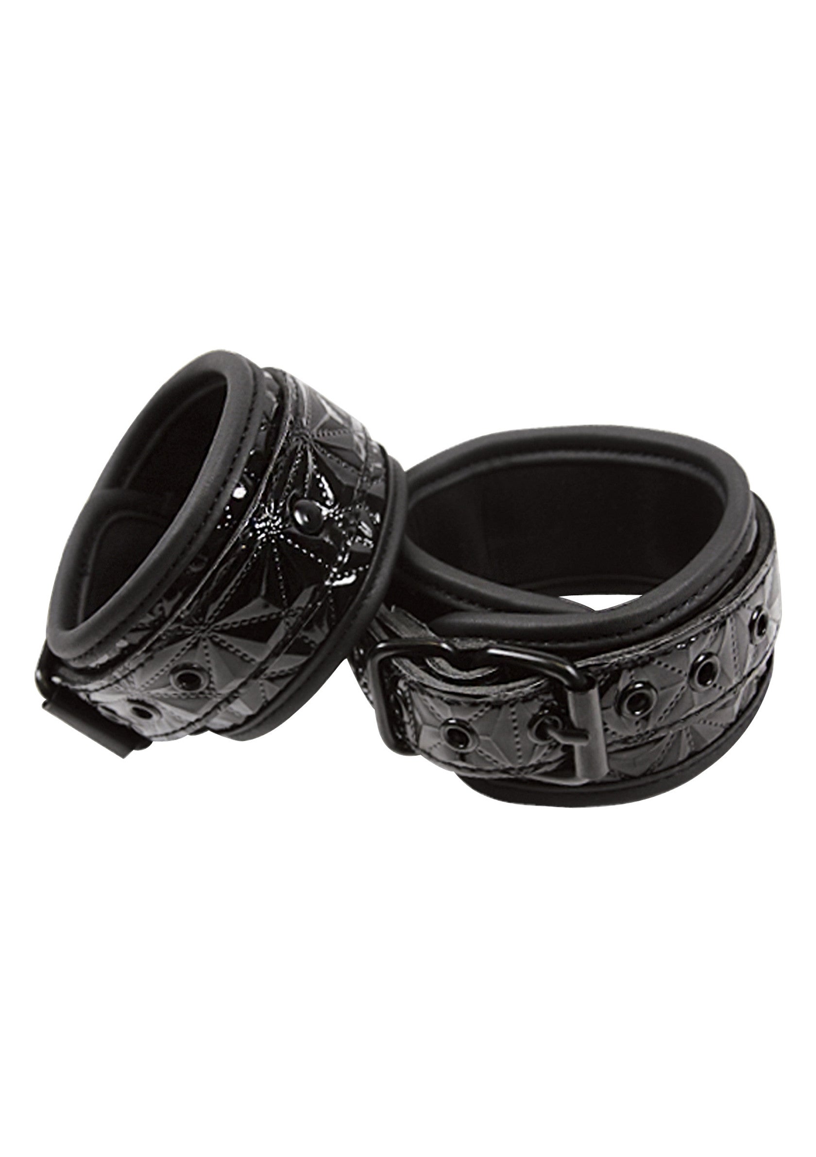 Paire de menottes en vinyle noir matelassé et rembourré pour plus de confort.; Gepolsterde, zwarte, gewatteerde vinyl handboeien voor comfort.; Padded black quilted vinyl cuffs for comfort.