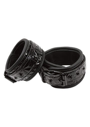 Paire de menottes en vinyle noir matelassé et rembourré pour plus de confort.; Gepolsterde, zwarte, gewatteerde vinyl handboeien voor comfort.; Padded black quilted vinyl cuffs for comfort.