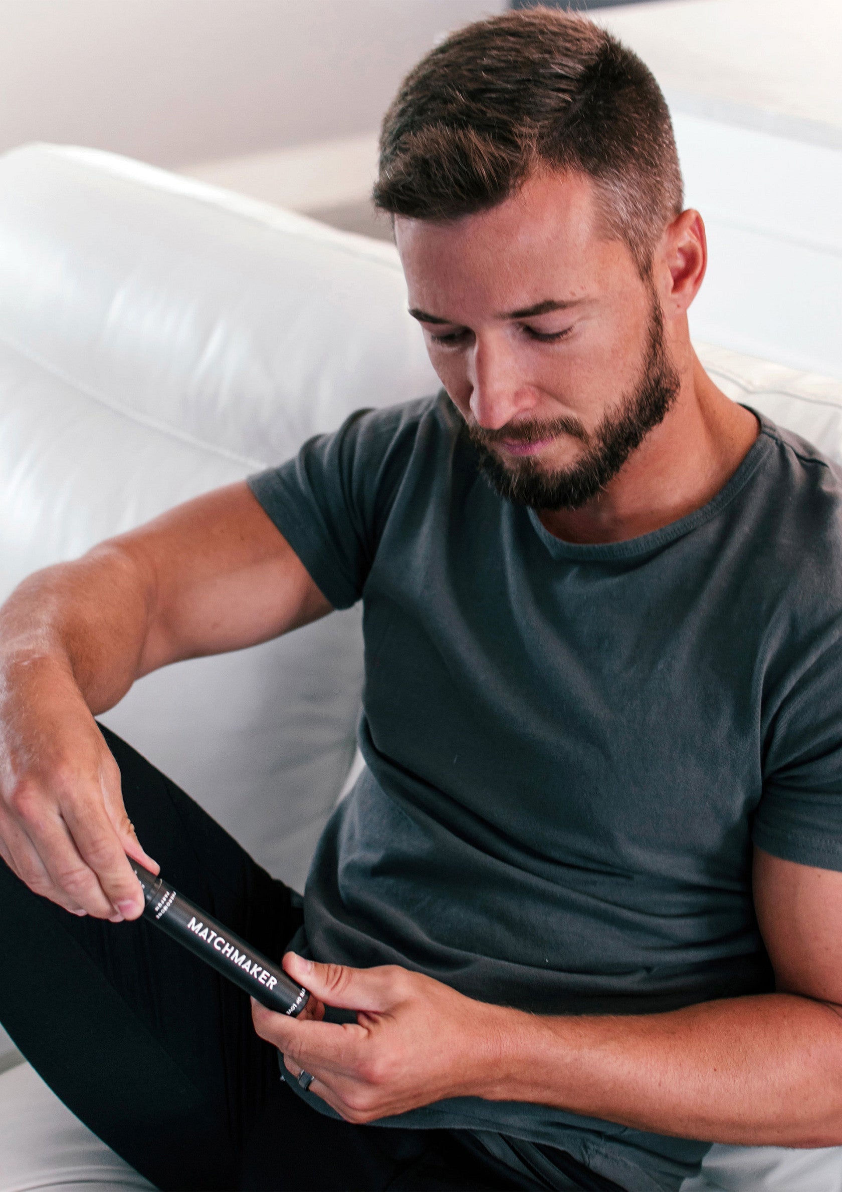 Homme regardant le produit 'Matchmaker'. Découvrez nos nouveautés et best-sellers pour hommes !; Man bekijkt het 'Matchmaker'-product. Ontdek onze nieuwste en best verkopende artikelen voor heren!; Man looking at 'Matchmaker' product. Discover our newest and best selling items for men!