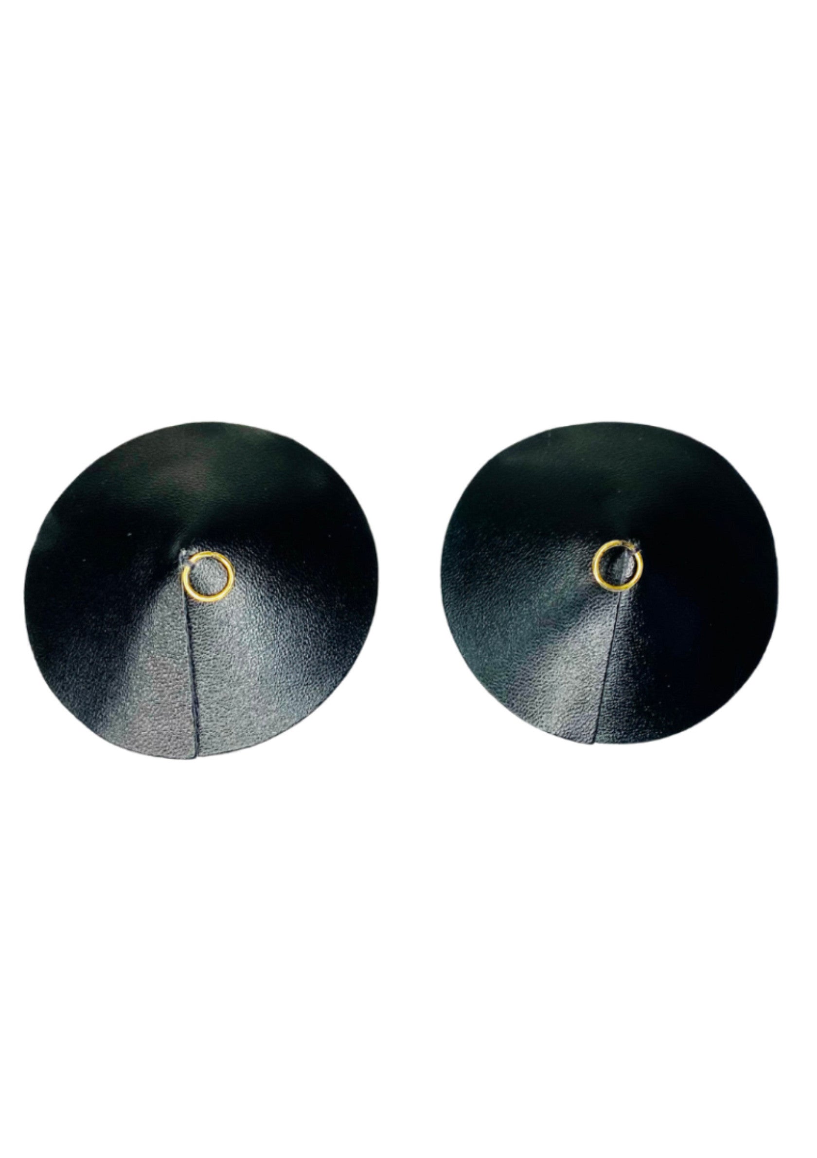 Paire de cache-tétons noirs en cuir avec anneaux dorés. Accessoires de lingerie sexy et élégants.; Zwarte lederen tepelbedekkers met gouden ringen. Sexy en elegante lingerie accessoires.; Black leather nipple covers with gold rings. Sexy and elegant lingerie accessories.