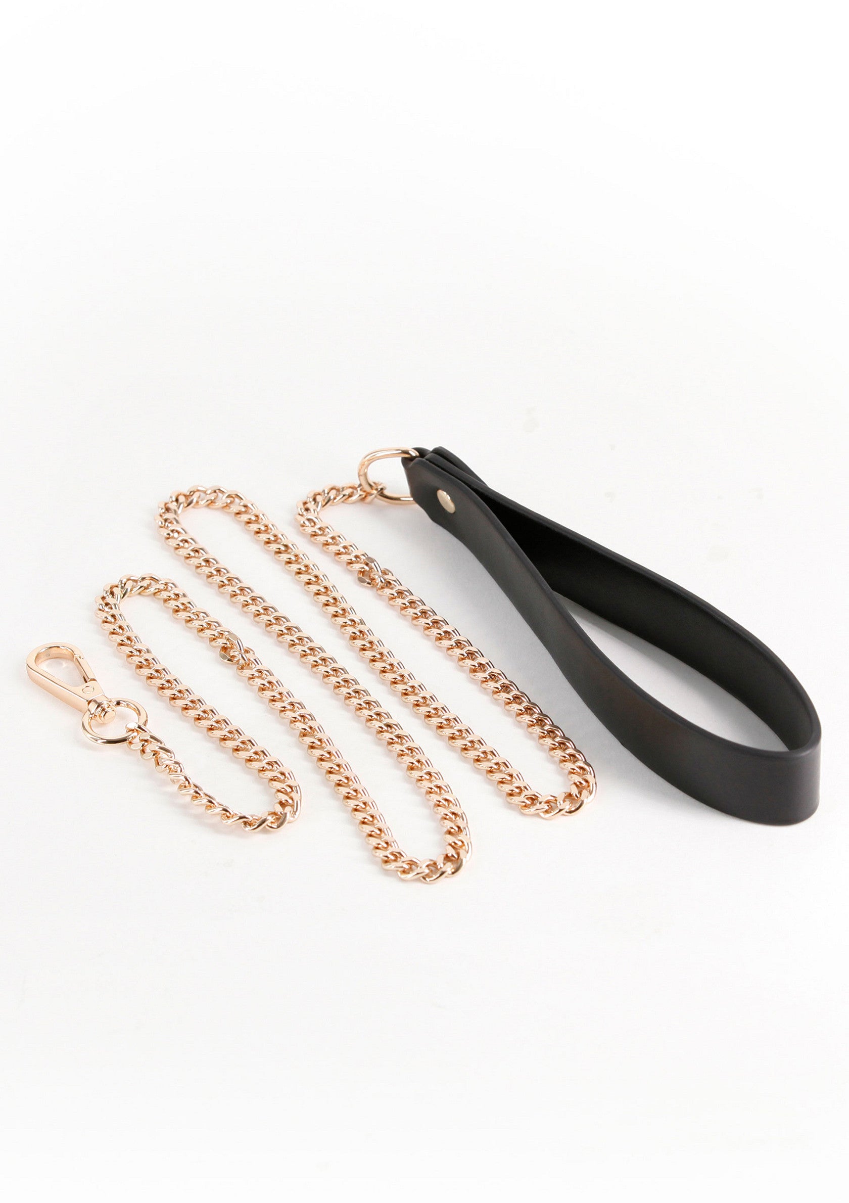 Laisse pour chien dorée à chaîne avec poignée en cuir noir, élégante et résistante pour promenades stylées.; Gouden ketting hondenriem met zwart lederen handvat, elegant en stevig voor stijlvolle wandelingen.; Gold chain dog leash with black leather handle, stylish and durable for fashionable walks.