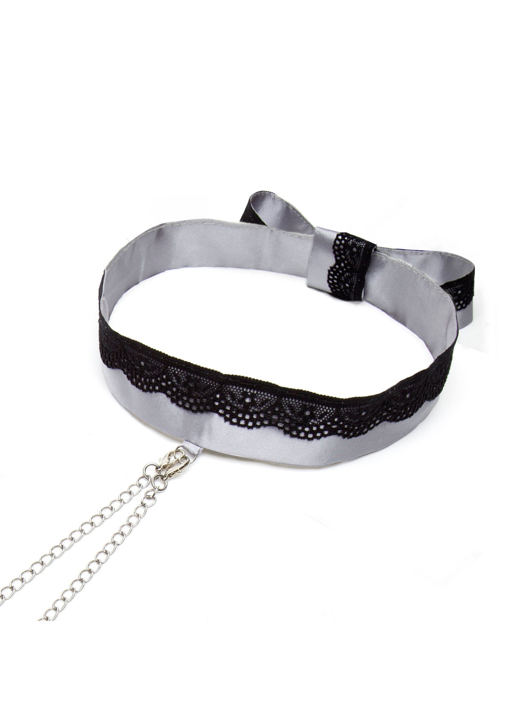 Collier gris avec dentelle noire et chaînes, accessoire élégant et sensuel.; Grijze halsband met zwart kant en kettingen, een elegant en sensueel accessoire.; Grey choker with black lace & chains, an elegant & sensual accessory.