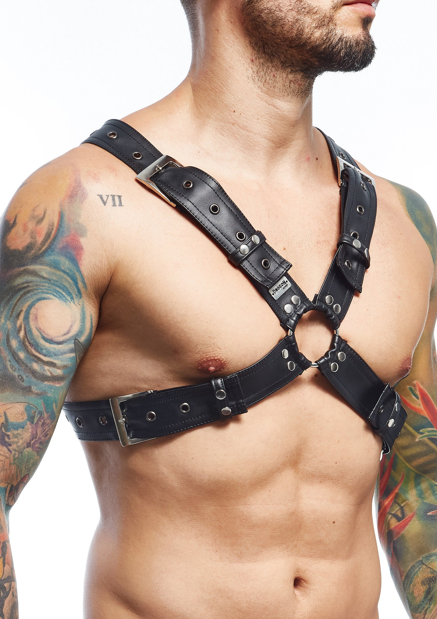 Harnais en cuir noir pour homme, style et confort assurés.; Zwart leren harnas voor heren, stijl en comfort gegarandeerd.; Men's black leather harness, style and comfort guaranteed.