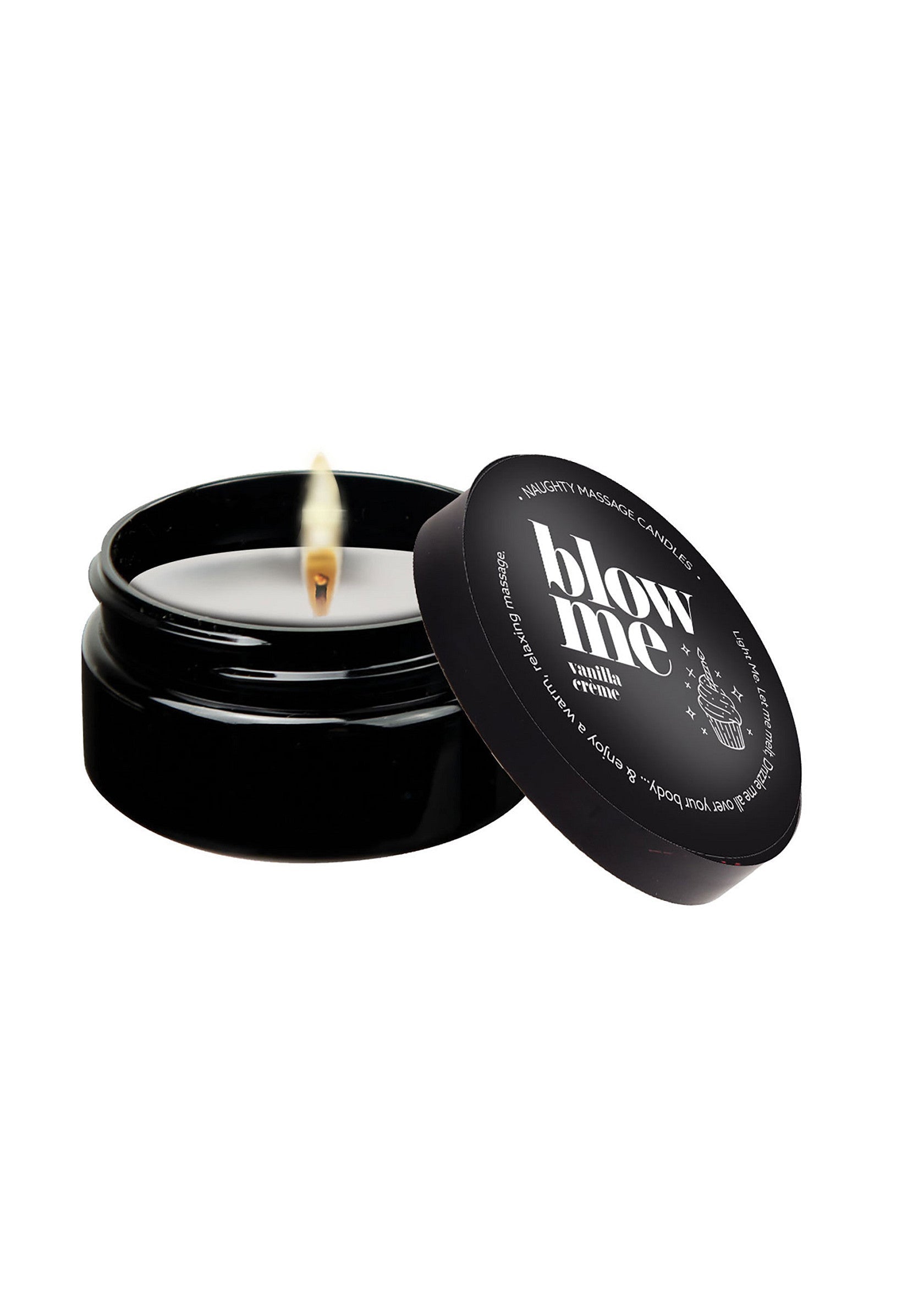 Bougie de massage 'Blow Me' vanille. Parfaite pour une ambiance romantique et relaxante. Disponible maintenant !;  'Blow Me' massagekaars met vanillegeur. Perfect voor een romantische en ontspannen sfeer. Nu beschikbaar!; 'Blow Me' vanilla scented massage candle. Perfect for a romantic and relaxing atmosphere. Available now!