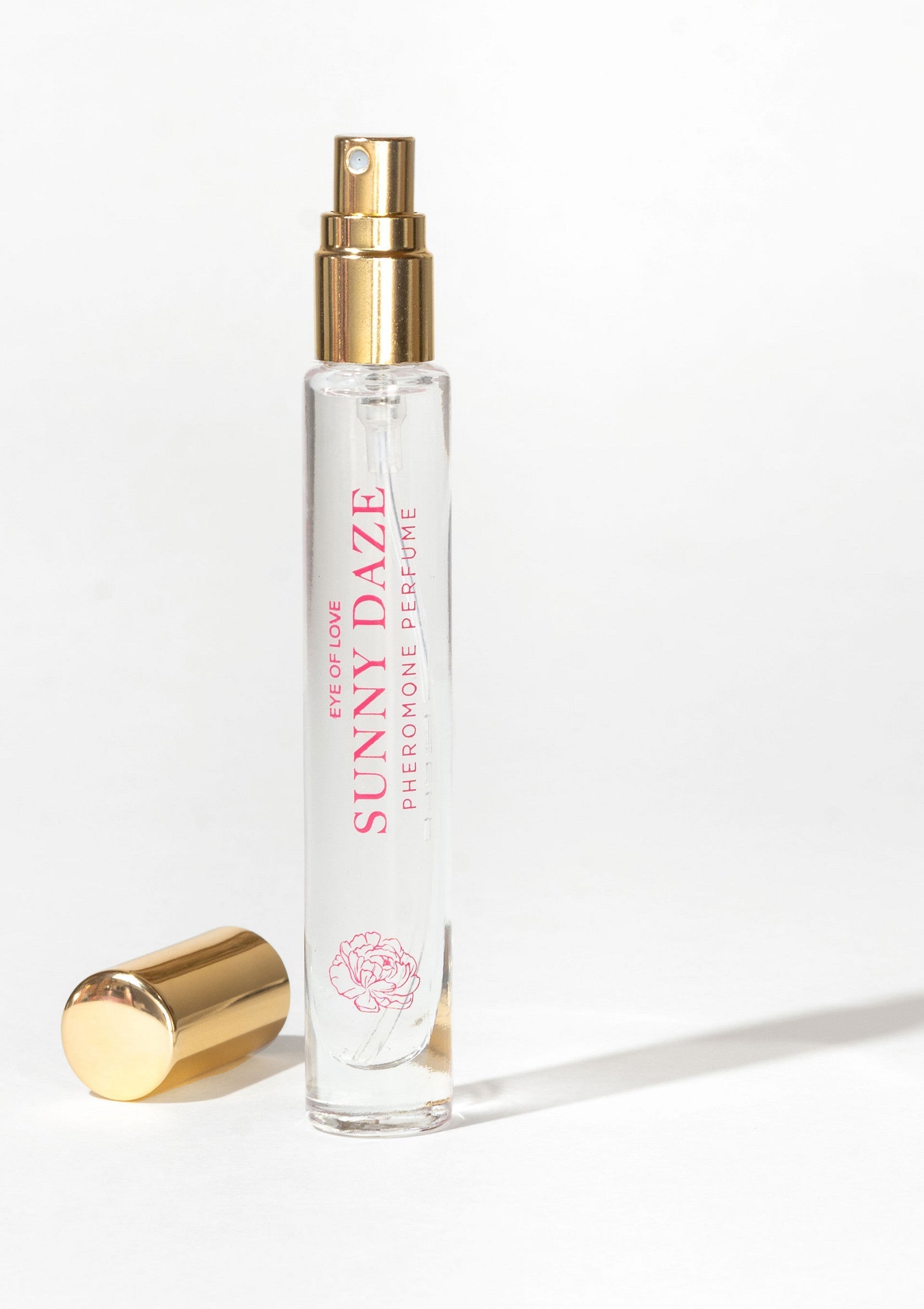 Parfum aux phéromones Sunny Daze Eye of Love. Flacon vaporisateur élégant avec bouchon doré.; Sunny Daze Eye of Love feromoonparfum. Elegante verstuiverfles met gouden dop.; Sunny Daze Eye of Love pheromone perfume. Elegant spray bottle with a gold cap.