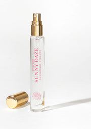 Parfum aux phéromones Sunny Daze Eye of Love. Flacon vaporisateur élégant avec bouchon doré.; Sunny Daze Eye of Love feromoonparfum. Elegante verstuiverfles met gouden dop.; Sunny Daze Eye of Love pheromone perfume. Elegant spray bottle with a gold cap.
