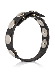 Bracelet en cuir noir clouté argenté, accessoire de mode rock et tendance. Ajustable pour un confort optimal.; Zwarte leren armband met zilveren studs, trendy en rock accessoire. Verstelbaar voor optimaal comfort.; Black leather bracelet with silver studs, trendy rock accessory. Adjustable for optimal comfort.