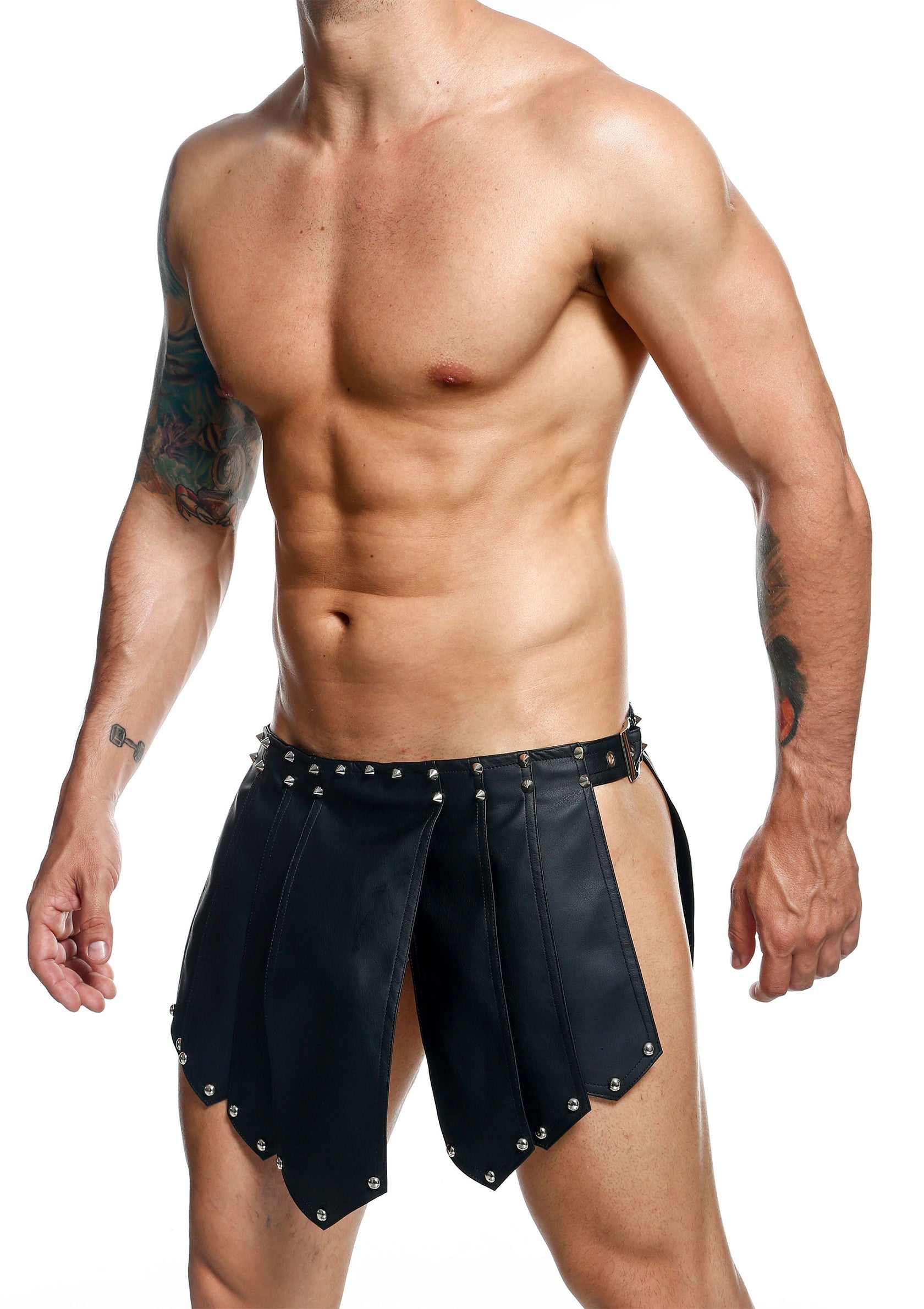 Jupe spartiate en cuir noir cloutée pour hommes. Lingerie sexy et originale pour une soirée spéciale.; Zwarte, met studs bezaaide Spartaanse leren rok voor heren. Sexy en originele lingerie voor een speciale avond.; Black, studded Spartan leather skirt for men. Sexy and original lingerie for a special evening.
