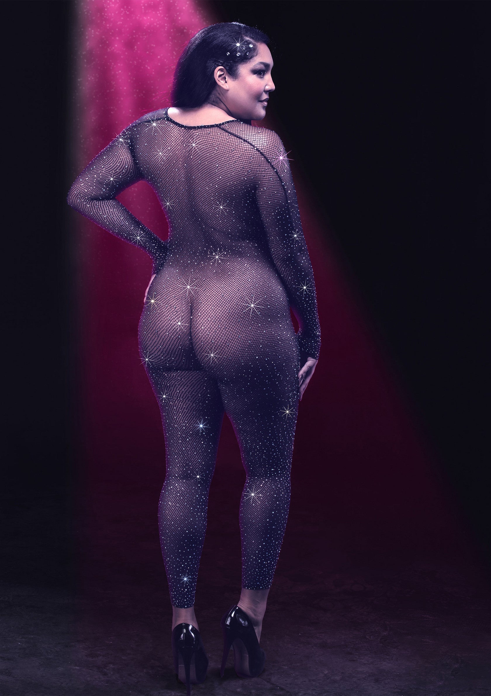 Combinaison scintillante à manches longues. Parfait pour une soirée glamour.; Glitterende jumpsuit met lange mouwen. Perfect voor een glamoureuze avond.; Sparkling, long-sleeved jumpsuit. Perfect for a glamorous night out.