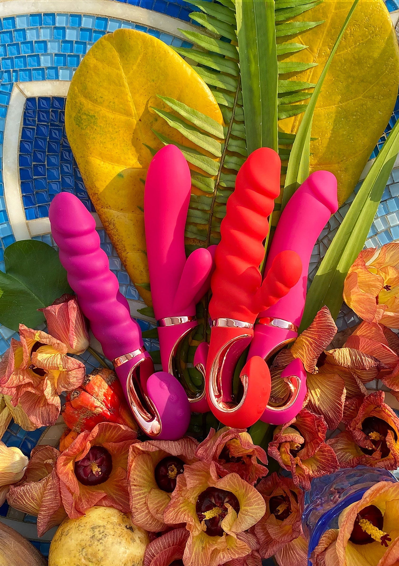 Vibromasseurs colorés sur fond floral. Plaisir et intimité assurés avec ces jouets pour adultes.; Kleurrijke vibrators op een florale achtergrond. Gegarandeerd plezier en intimiteit met dit volwassen speelgoed.; Colorful vibrators on a floral background. Guaranteed pleasure and intimacy with these adult toys.