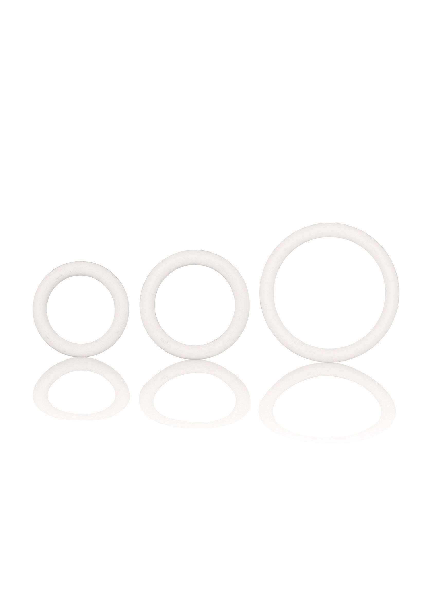 Ensemble d'anneaux de pénis en silicone blanc de différentes tailles pour un plaisir accru.; Set witte siliconen penisringen in verschillende maten voor extra plezier.; Set of white silicone cock rings in different sizes for enhanced pleasure.