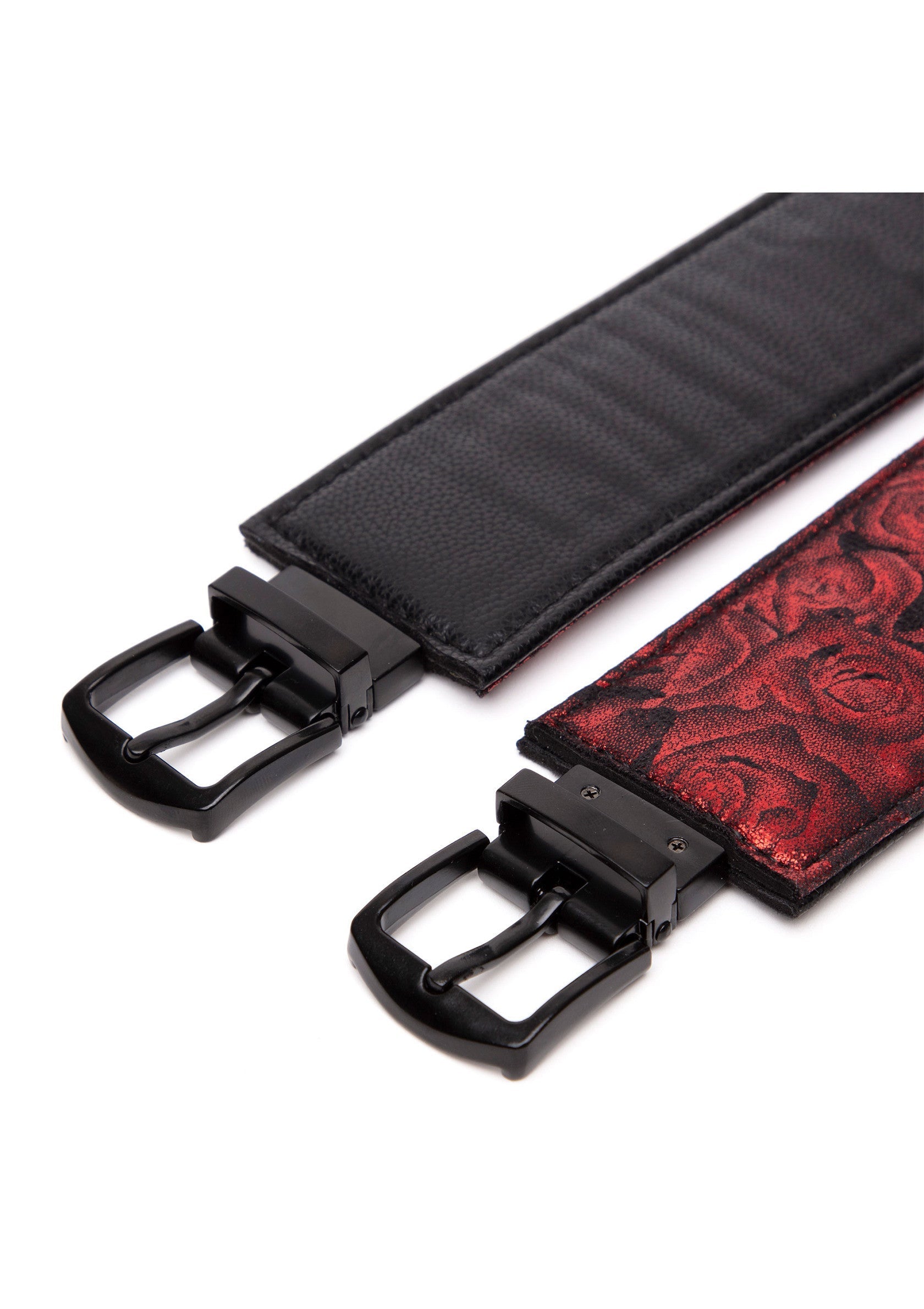 Ceintures réversibles en cuir noir et rouge à motifs floraux avec boucles noires.; Omkeerbare leren riemen in zwart en rood met bloemmotieven en zwarte gespen.; Reversible leather belts in black and red with floral designs and black buckles.