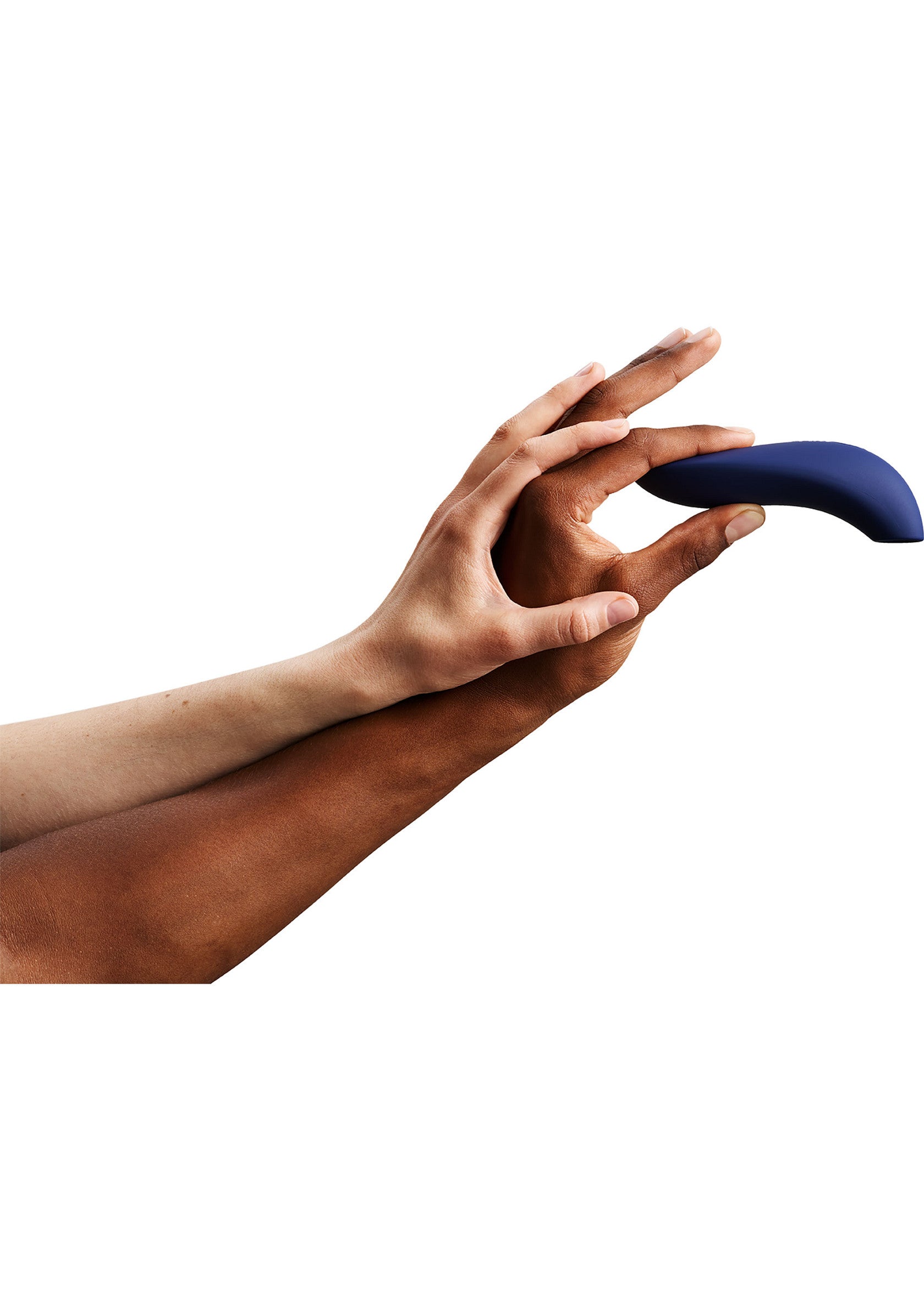 Vibromasseur élégant tenu par deux mains de différentes couleurs de peau.; Elegante vibrator vastgehouden door twee handen met verschillende huidskleuren.; Sleek vibrator held by two hands with different skin tones.