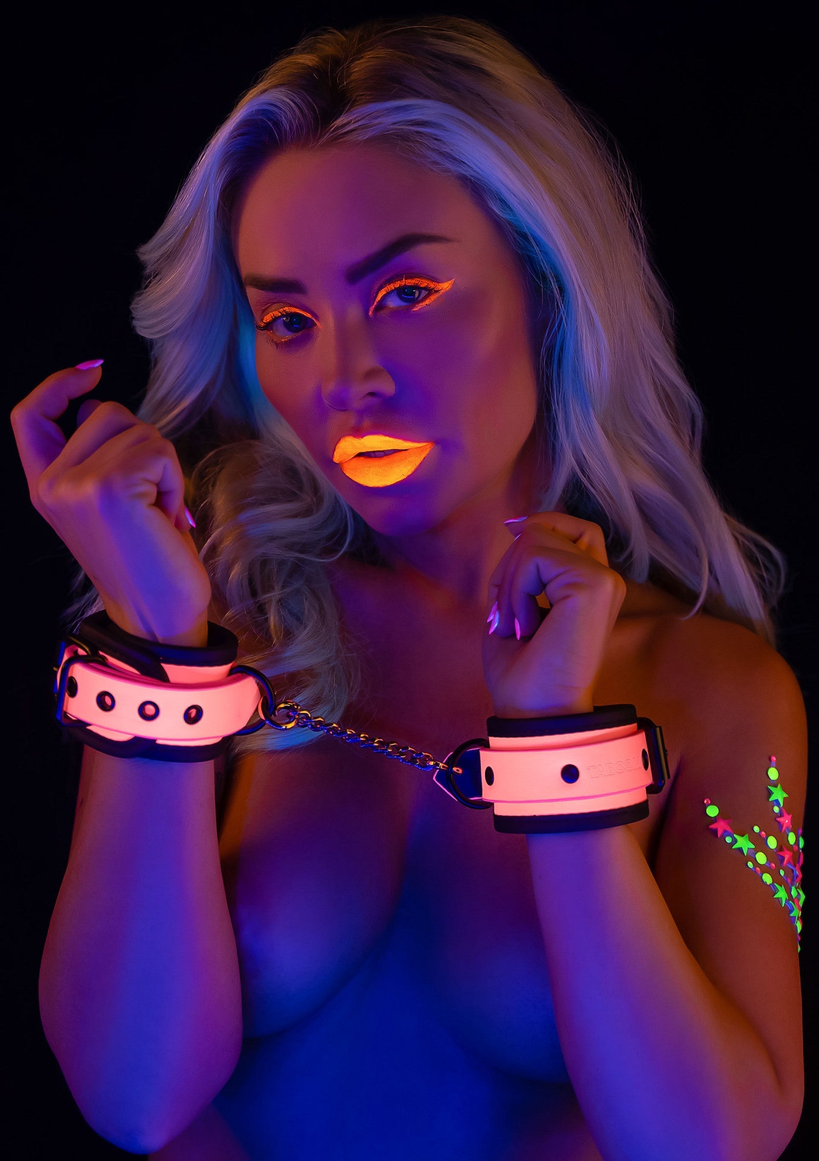Menottes fluo roses et noires, idéales pour les soirées et les jeux coquins !; Roze en zwarte glow-in-the-dark handboeien, perfect voor avonden en stout spel!; Pink & black glow-in-the-dark cuffs, perfect for evenings and kinky games!