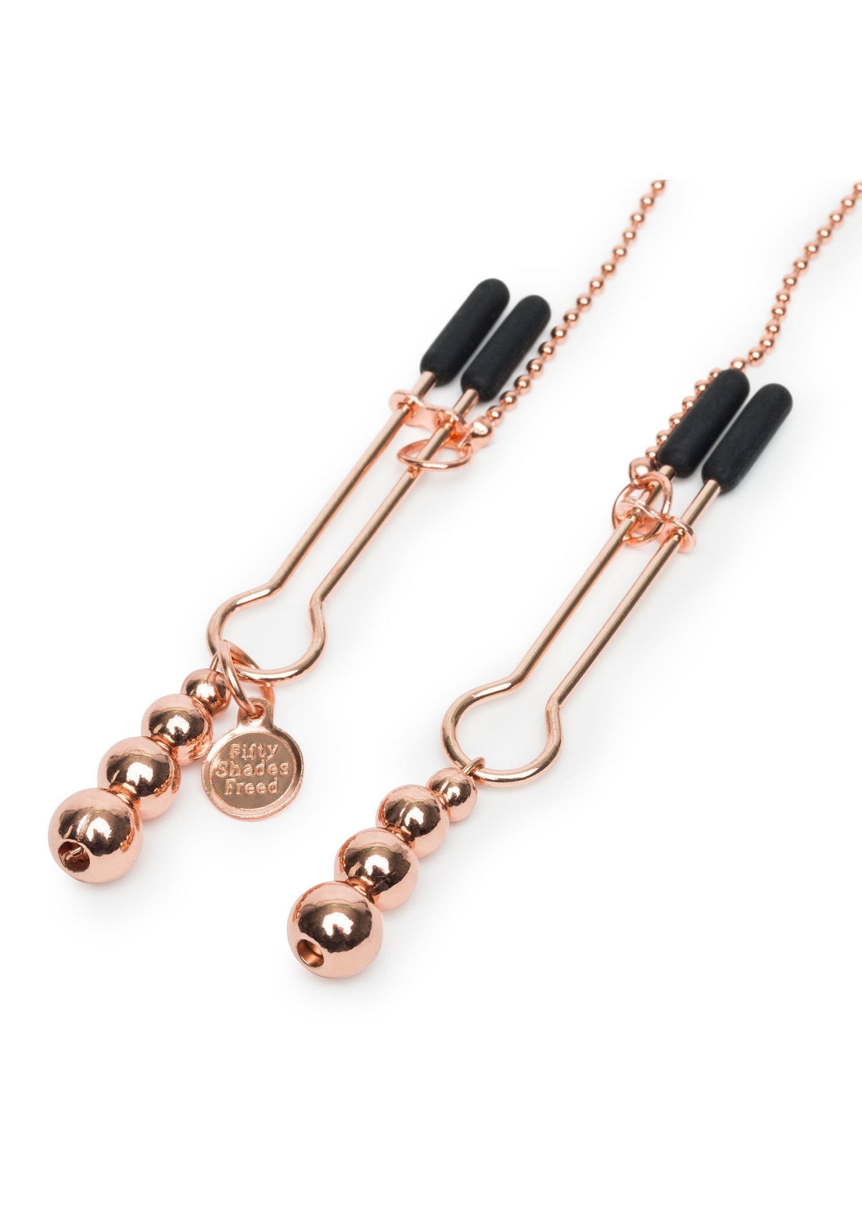 Pinces à tétons dorées avec chaînes, pour le plaisir sensuel et l'exploration du corps. Accessoires Fifty Shades Freed.; Gouden tepelklemmen met kettingen voor sensueel genot en lichaamsexploratie. Fifty Shades Freed accessoires.; Gold nipple clamps with chains for sensual pleasure and body exploration. Fifty Shades Freed accessories.