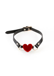Collier ras du cou en cuir noir avec cœur rouge. Accessoire de mode original et audacieux.; Zwarte lederen choker met rode hartjes. Een origineel en gewaagd modeaccessoire.; Black leather choker with red heart. An original and daring fashion accessory.
