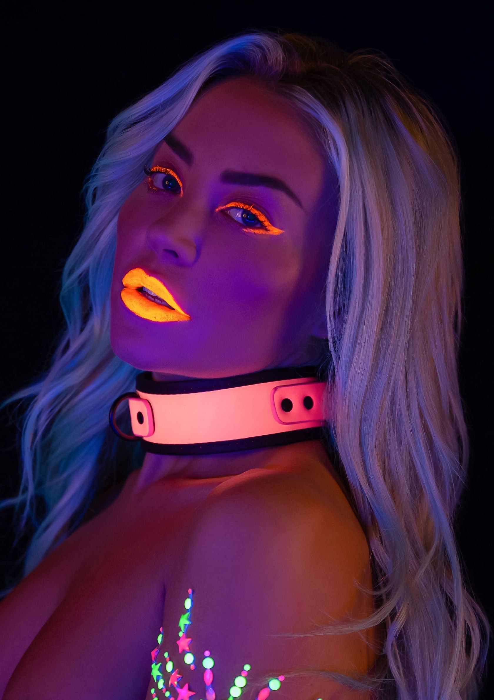 Femme portant un collier fluo avec maquillage néon. Ambiance fête et style unique.; Vrouw met neon choker en make-up. Perfect voor feestjes en een unieke stijl.; Woman wearing neon choker and makeup. Perfect for party and unique style.