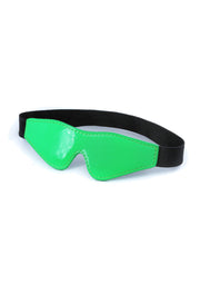 Cache-yeux vert vif avec sangle élastique noire pour le confort et le style.; Felgroene ooglap met zwarte elastische band voor comfort en stijl.; Bright green eye cover with black elastic strap for comfort and style.