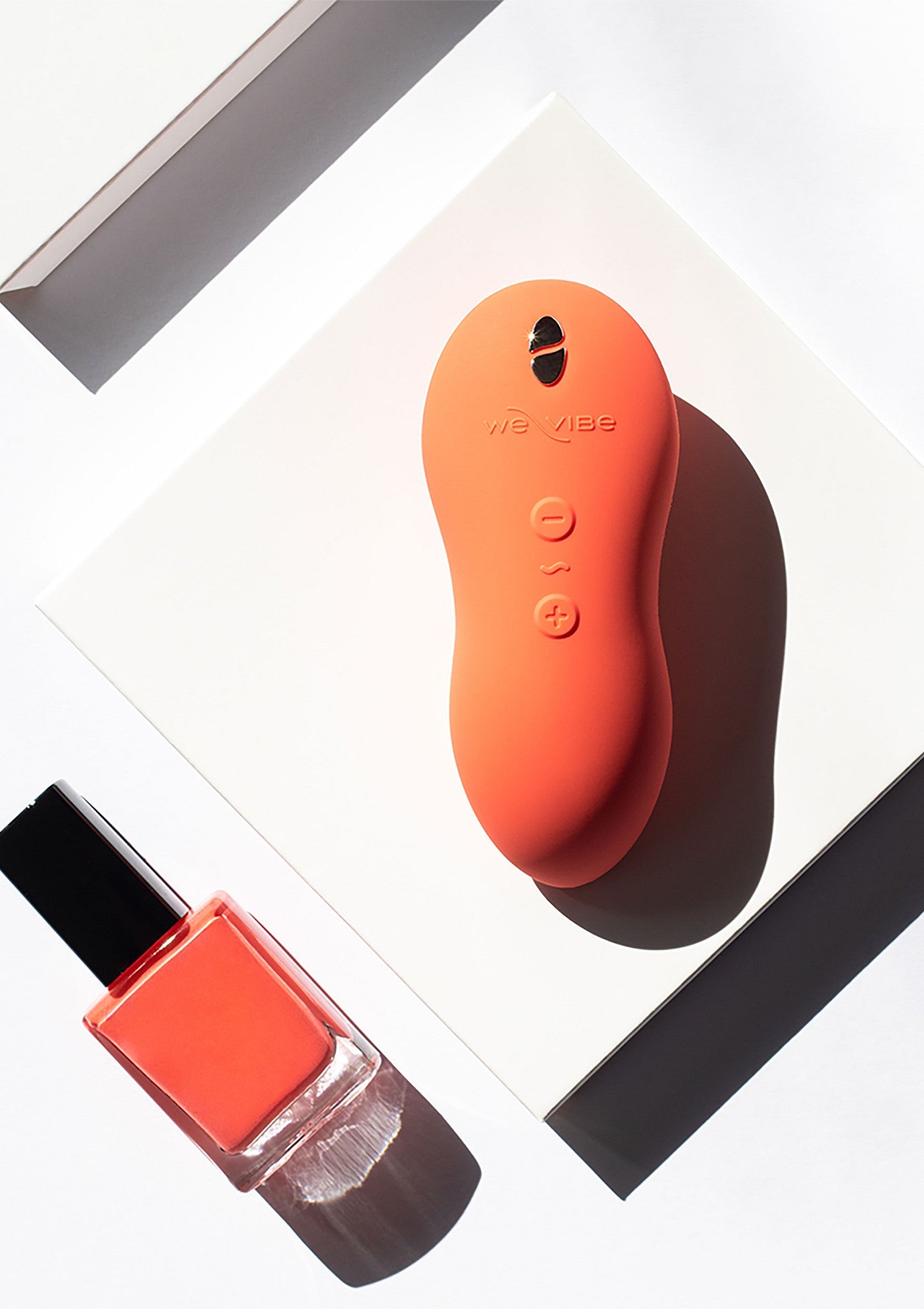 Vibromasseur We-Vibe Tango X orange et vernis à ongles assorti. Plaisir garanti !; Oranje We-Vibe Tango X vibrator en bijpassende nagellak. Gegarandeerd plezier!; Orange We-Vibe Tango X vibrator & matching nail polish. Guaranteed fun!