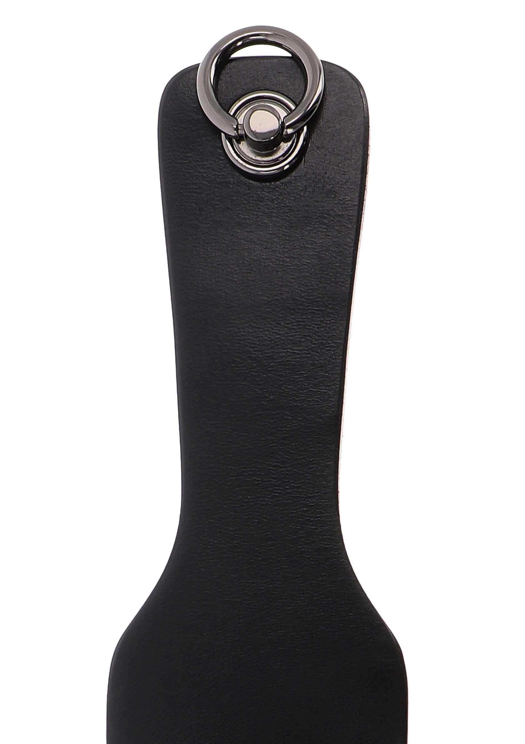 Palette en cuir noir avec anneau métallique, parfaite pour ajouter une touche coquine à vos jeux.; Zwarte leren paddle met metalen ring, perfect om een ondeugende toets aan je spelletjes toe te voegen.; Black leather paddle with metal ring, perfect to add a kinky touch to your games.