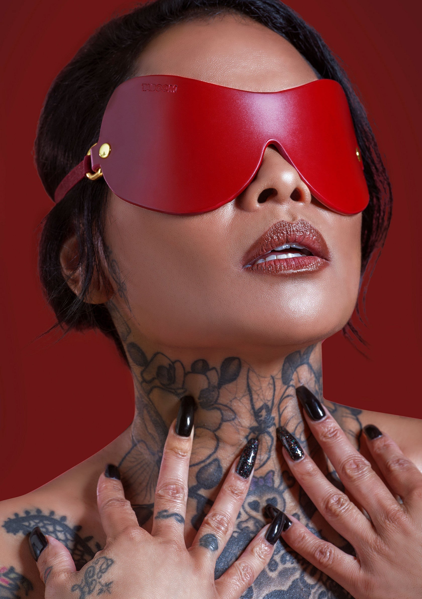Bandage de yeux rouge pour une expérience sensuelle inoubliable. Explorez le plaisir avec style et sophistication.; Rode blinddoek voor een onvergetelijke sensuele ervaring. Ontdek plezier met stijl en verfijning.; Red blindfold for an unforgettable sensual experience. Explore pleasure with style and sophistication.