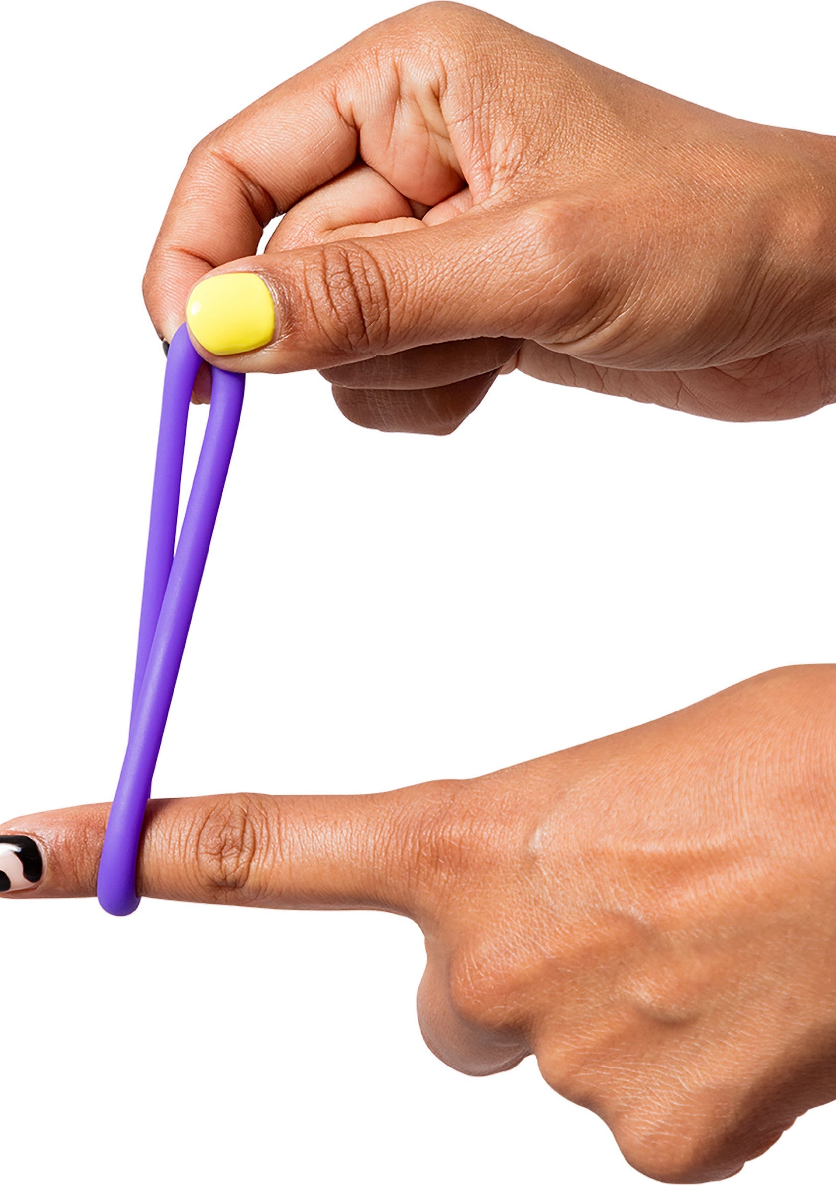 Anneaux de doigt violets pour l'exercice de la main et la thérapie. Soulagez les douleurs et améliorez la flexibilité.; Paarse vingerringen voor handoefeningen en therapie. Verlicht pijn en verbeter de flexibiliteit.; Purple finger rings for hand exercise and therapy. Relieve pain and improve flexibility.