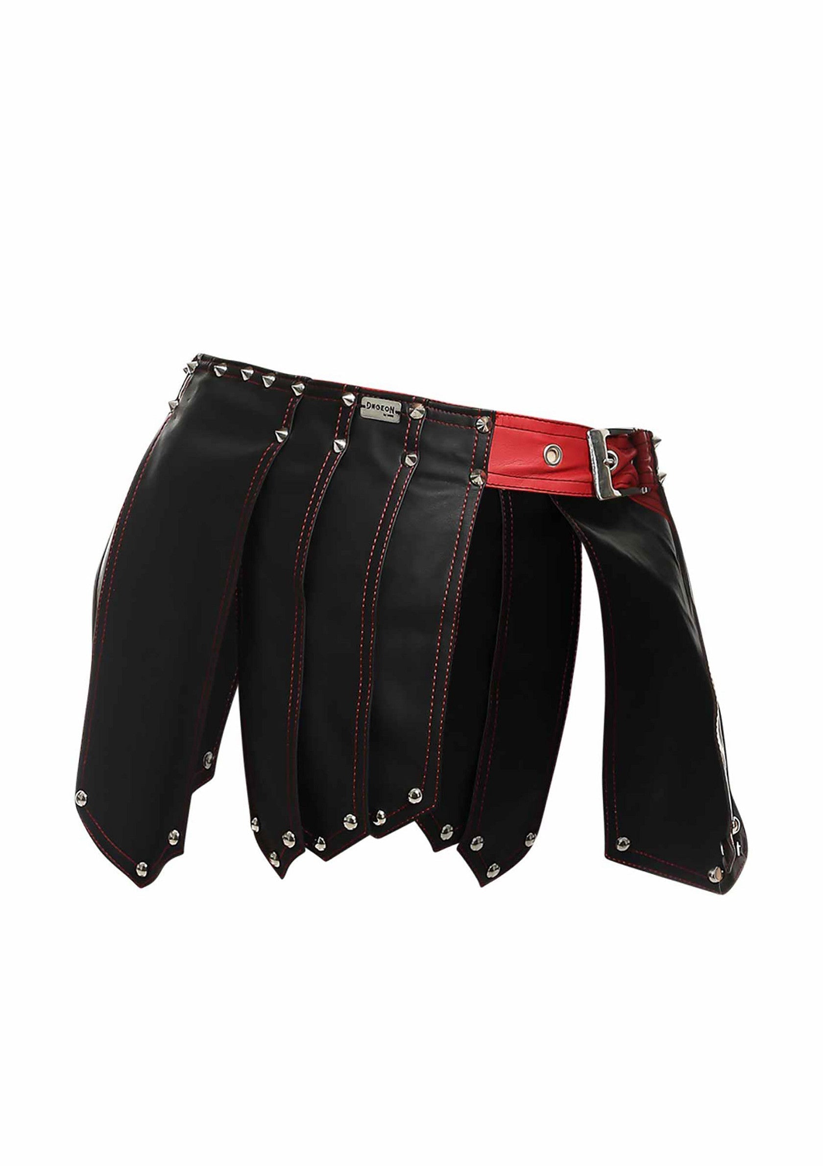 Jupe gladiateur noire cloutée en cuir avec ceinture rouge.; Zwarte leren gladiatorskirt met studs en rode riem.; Studded black leather gladiator skirt with red belt.