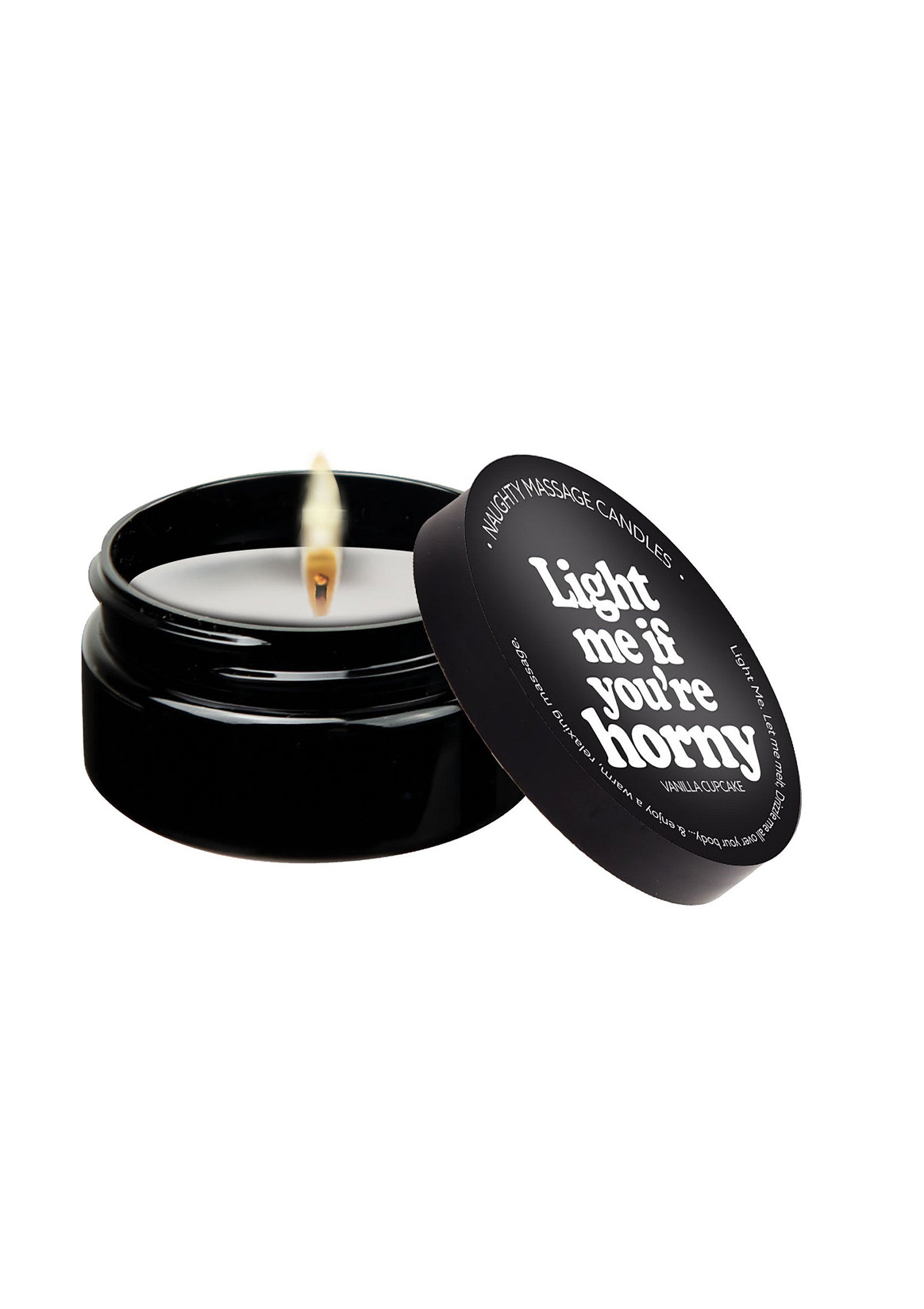 Bougie de massage coquine noire avec le texte «Allumez-moi si vous êtes excité» pour une ambiance romantique.; Zwarte ondeugende massagekaars met de tekst "Light me if you're horny" voor een romantische sfeer.; Black naughty massage candle with "Light me if you're horny" text for a romantic mood.