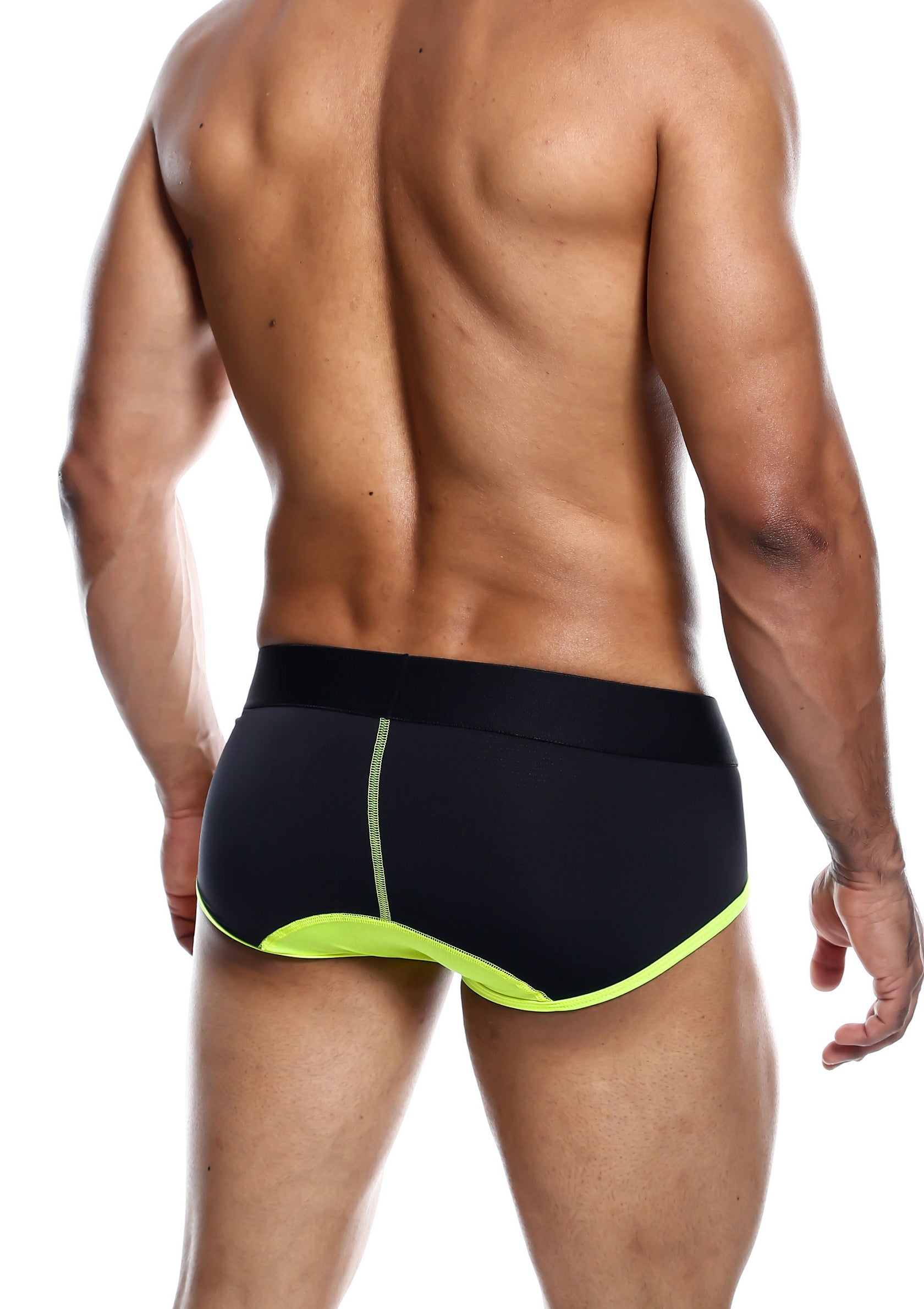 Slip de bain homme noir et jaune citron. Coupe sportive et confortable.; Zwarte heren zwemslip met citroengele accenten. Sportieve en comfortabele pasvorm.; Men's black swim brief with lime green accents. Sporty and comfortable fit.