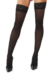 Bas autofixants noirs avec dentelle pour une allure élégante et séduisante.; Zwarte kousenbanden met kant voor een elegante en verleidelijke look.; Black lace top hold ups for an elegant and seductive look.